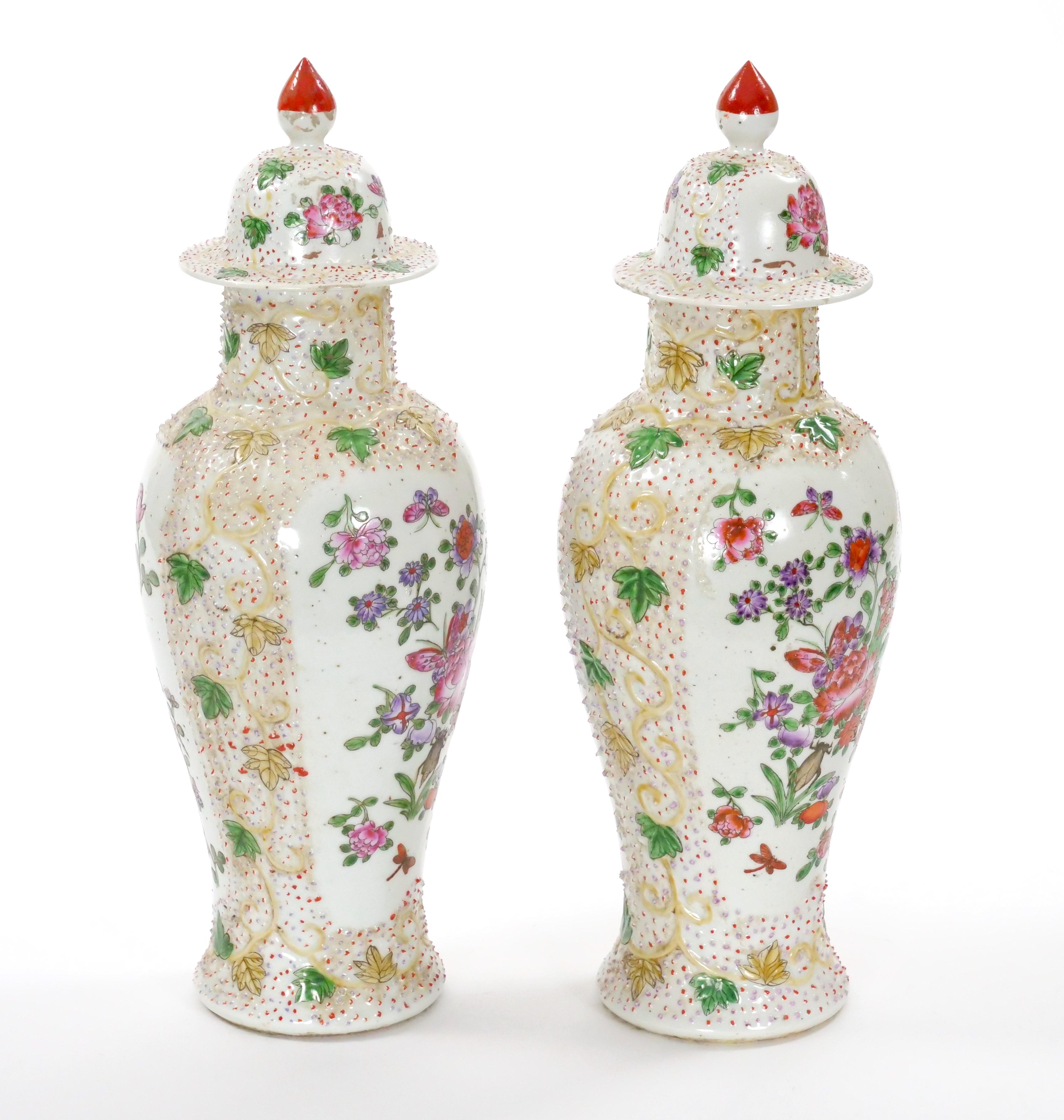 Européen Style continental du 19ème siècle décoré à la main  Urne recouverte de détails floraux en vente