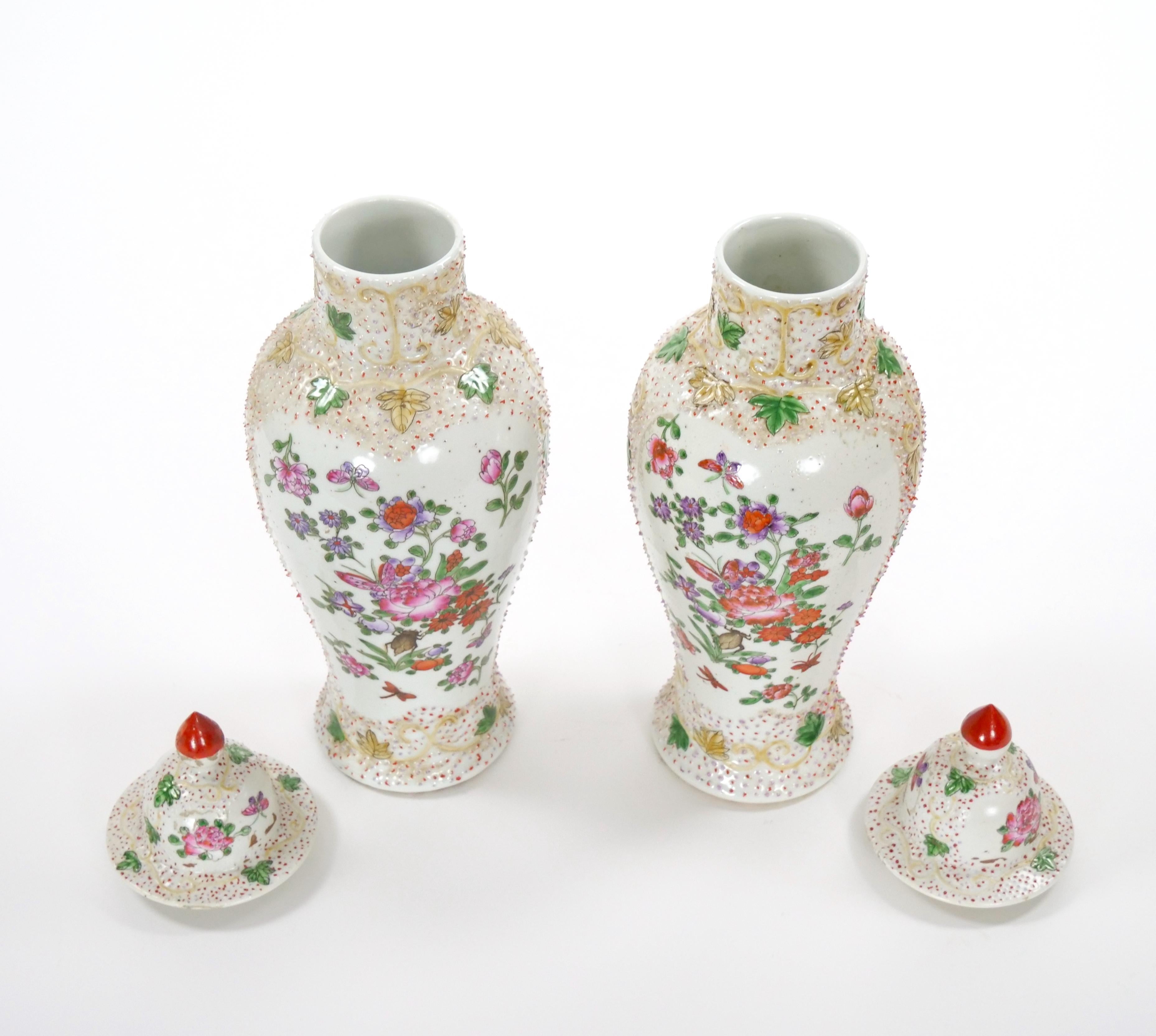 Embossé Style continental du 19ème siècle décoré à la main  Urne recouverte de détails floraux en vente