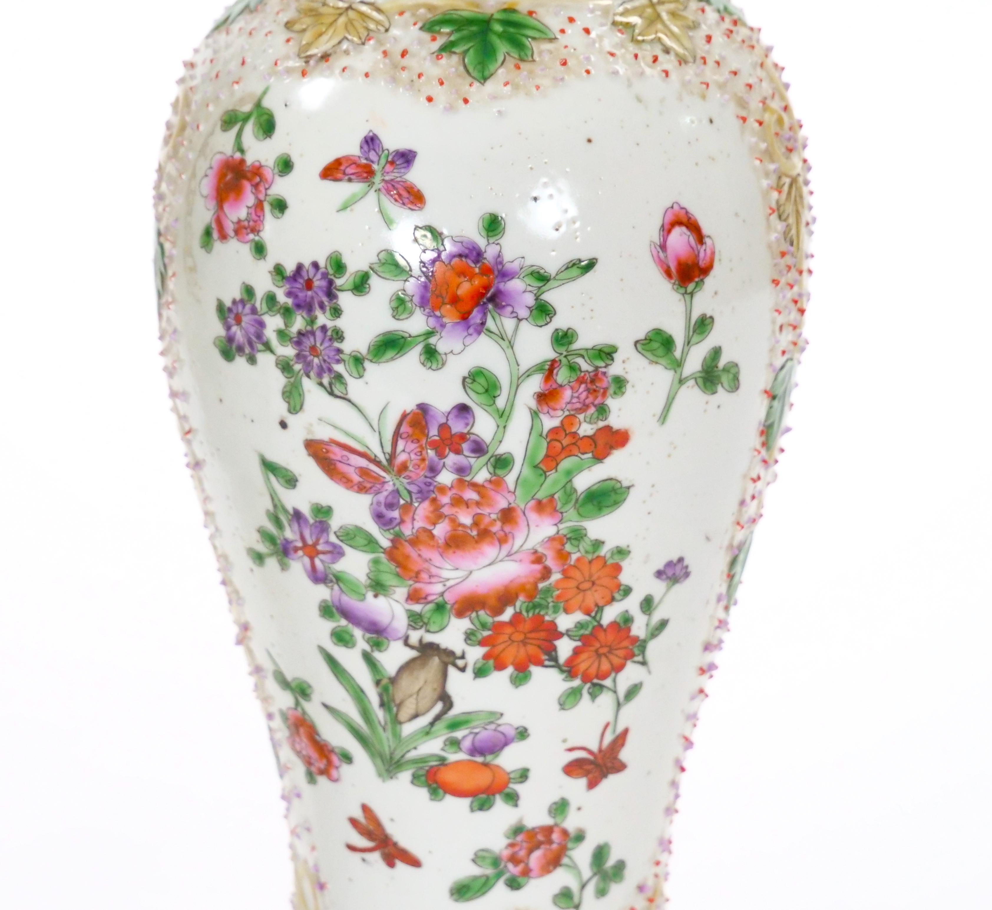 XIXe siècle Style continental du 19ème siècle décoré à la main  Urne recouverte de détails floraux en vente