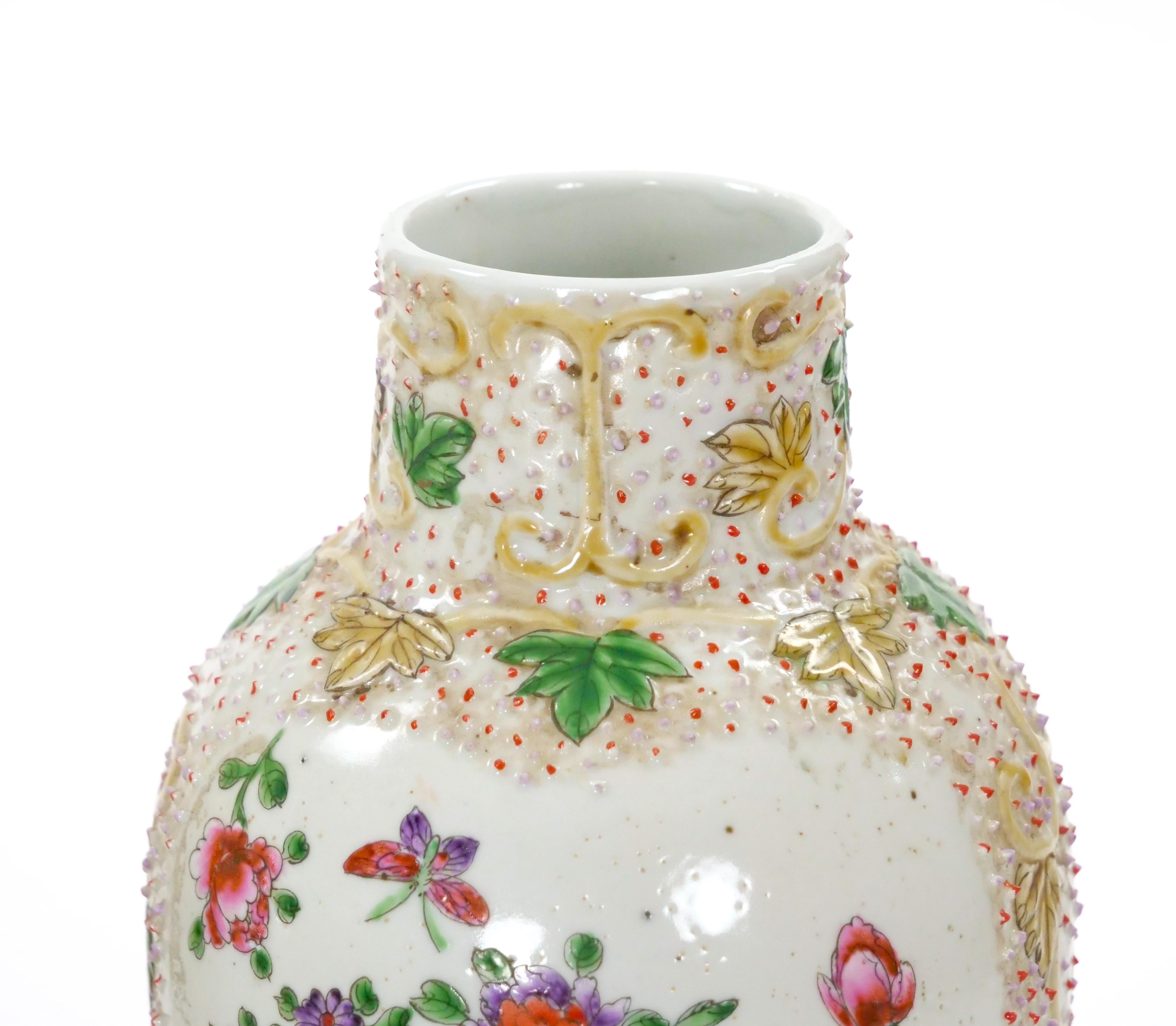 Porcelaine Style continental du 19ème siècle décoré à la main  Urne recouverte de détails floraux en vente