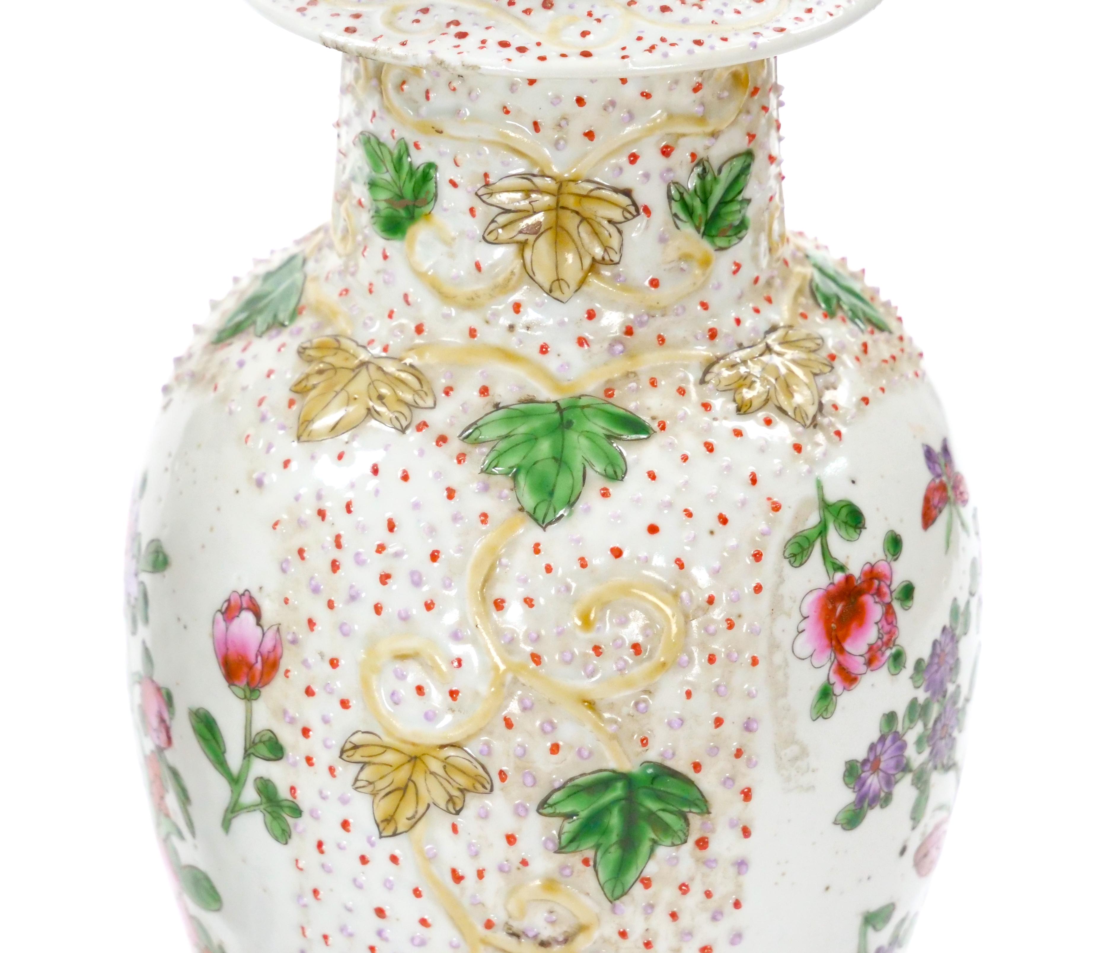 Style continental du 19ème siècle décoré à la main  Urne recouverte de détails floraux en vente 1