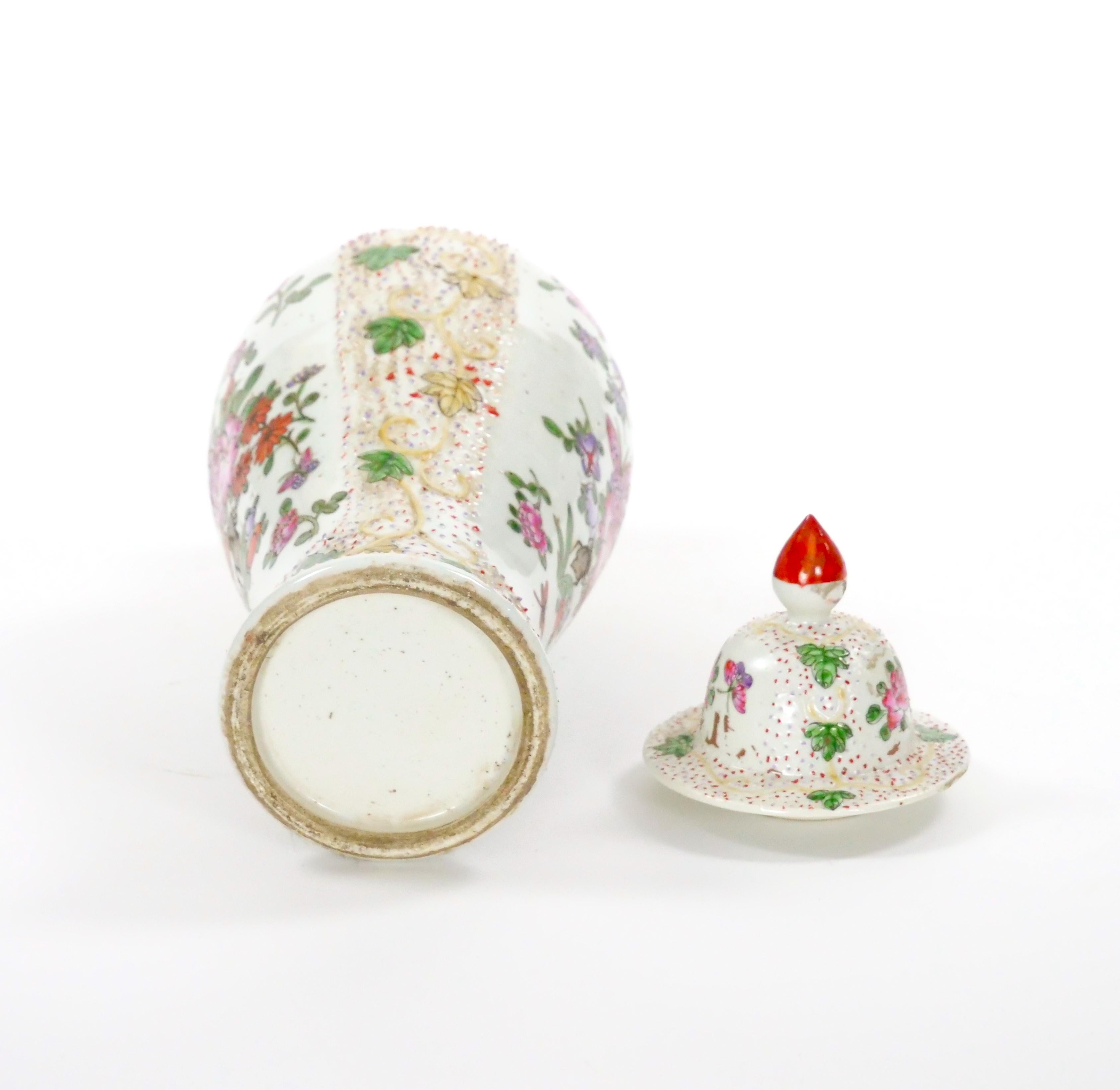 Style continental du 19ème siècle décoré à la main  Urne recouverte de détails floraux en vente 2