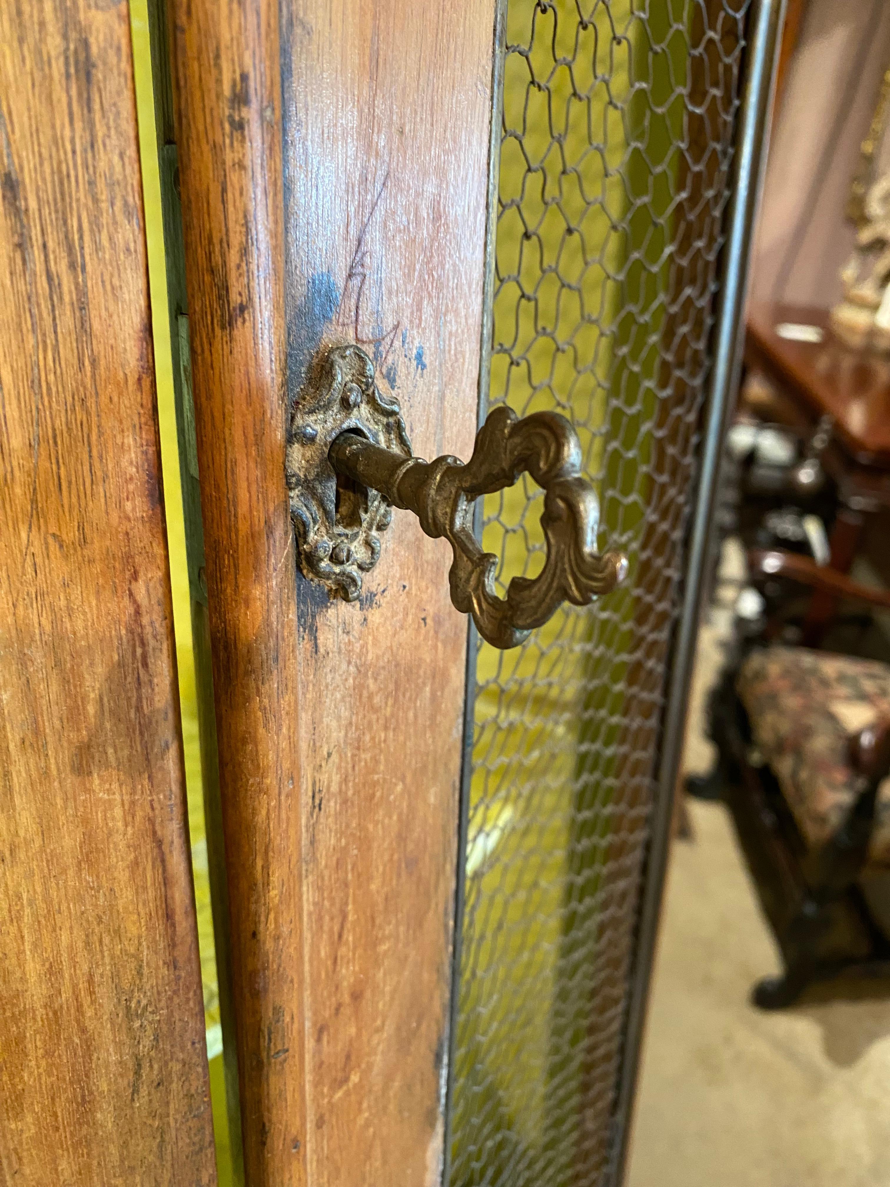 Credenza continentale del XIX secolo in pino a due parti con ante in filo metallico in vendita 5