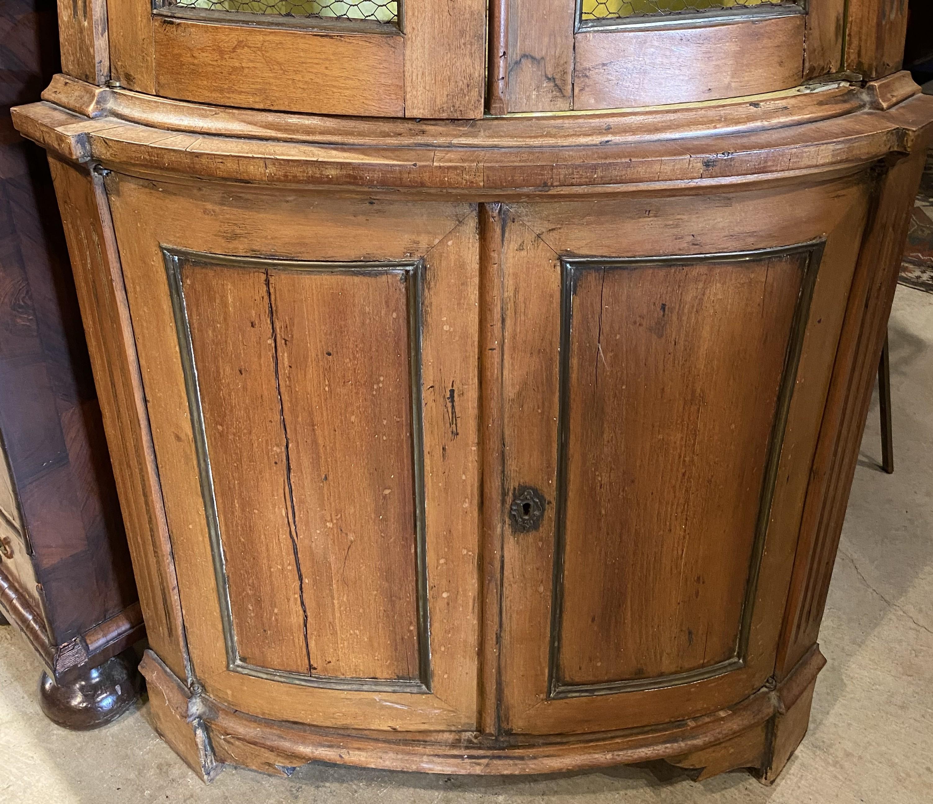 Credenza continentale del XIX secolo in pino a due parti con ante in filo metallico In condizioni buone in vendita a Milford, NH