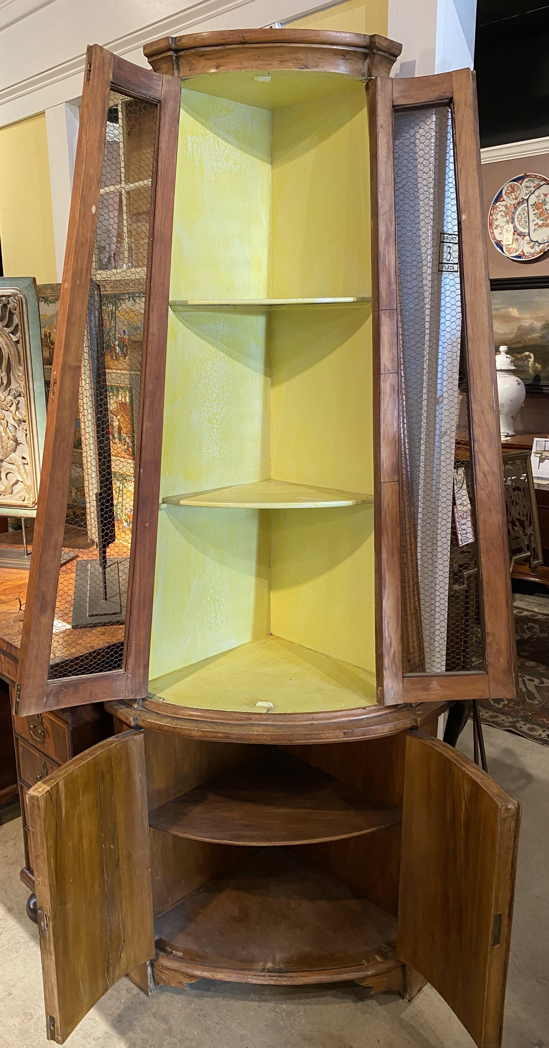 Ottone Credenza continentale del XIX secolo in pino a due parti con ante in filo metallico in vendita