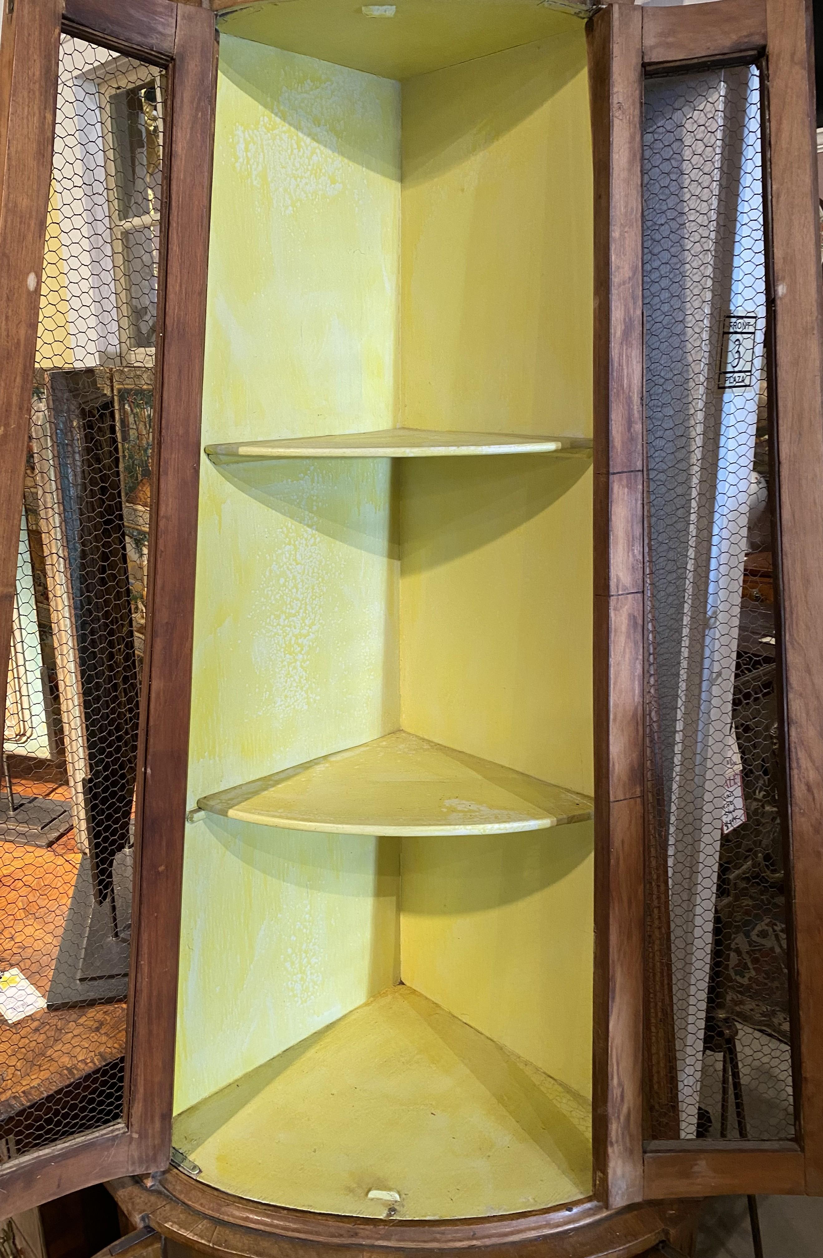 Credenza continentale del XIX secolo in pino a due parti con ante in filo metallico in vendita 1