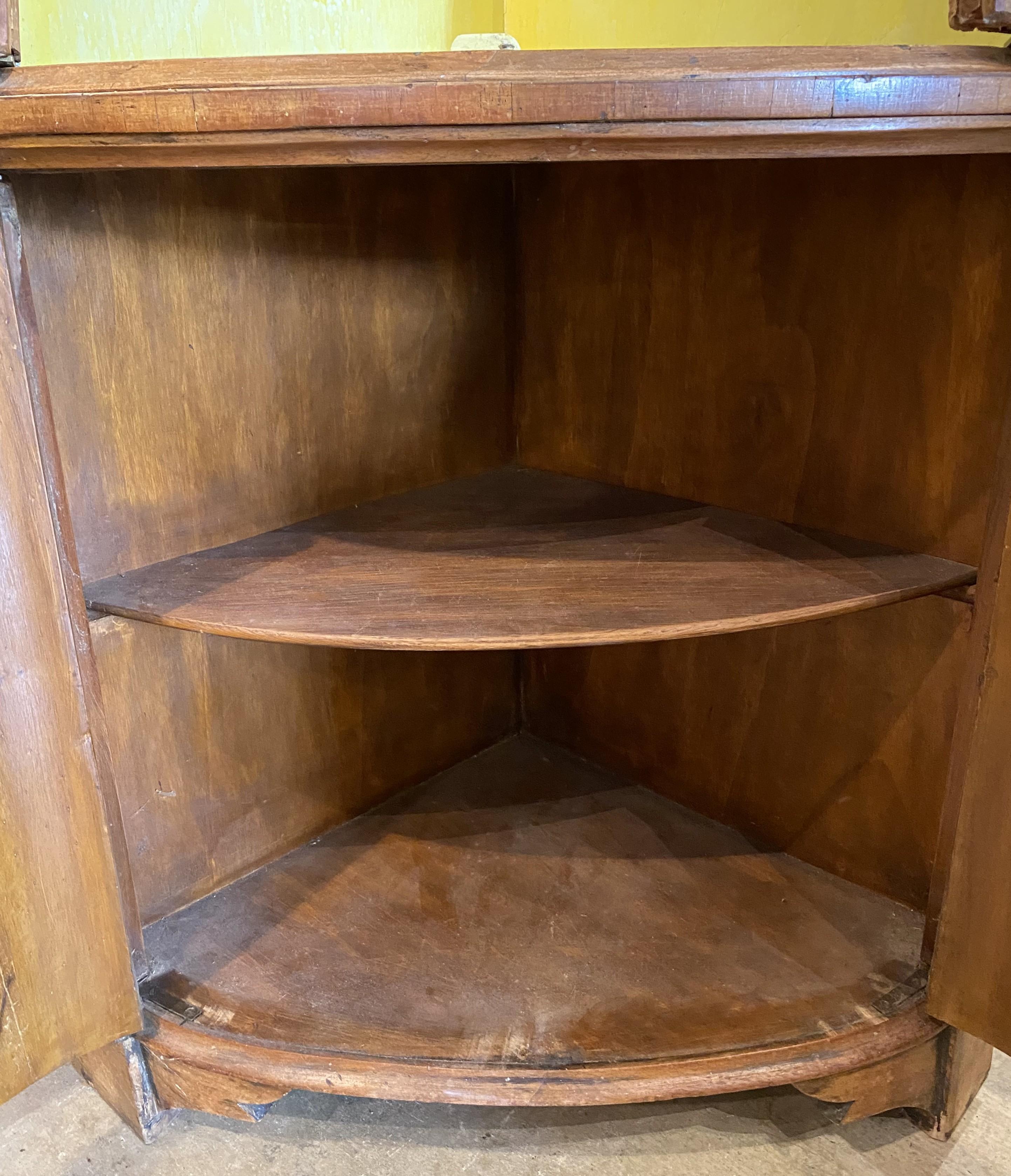 Credenza continentale del XIX secolo in pino a due parti con ante in filo metallico in vendita 2