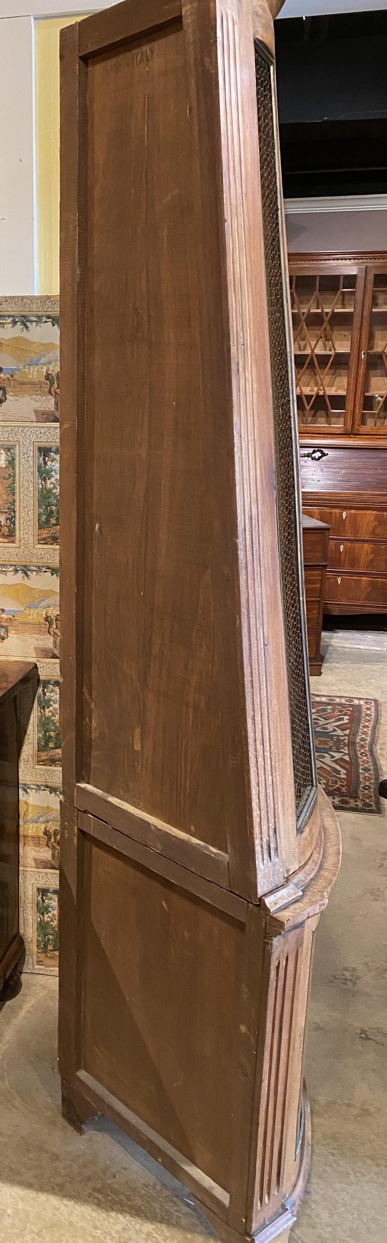 Credenza continentale del XIX secolo in pino a due parti con ante in filo metallico in vendita 3