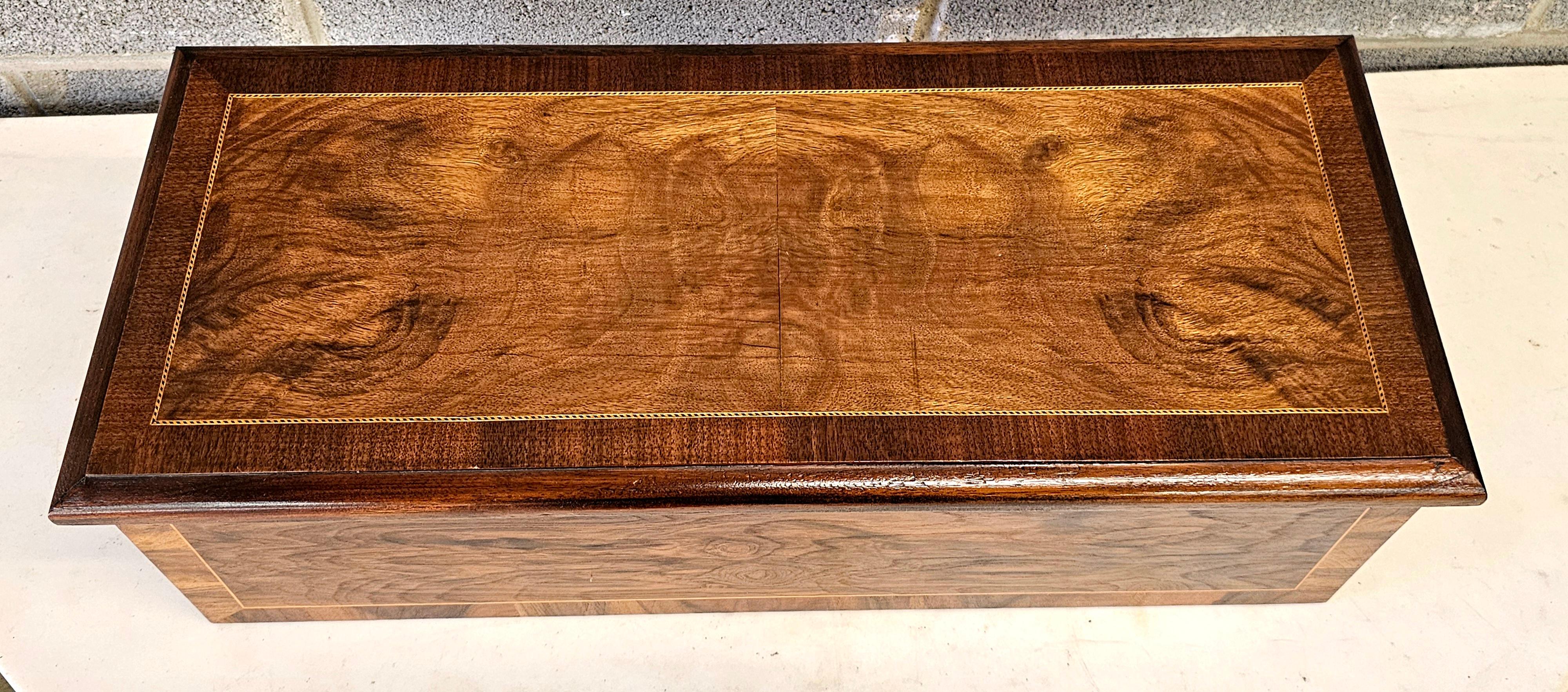 Caja de música cilíndrica continental del siglo XIX de madera de nogal y kingwood, nº 3130 Incrustación en venta