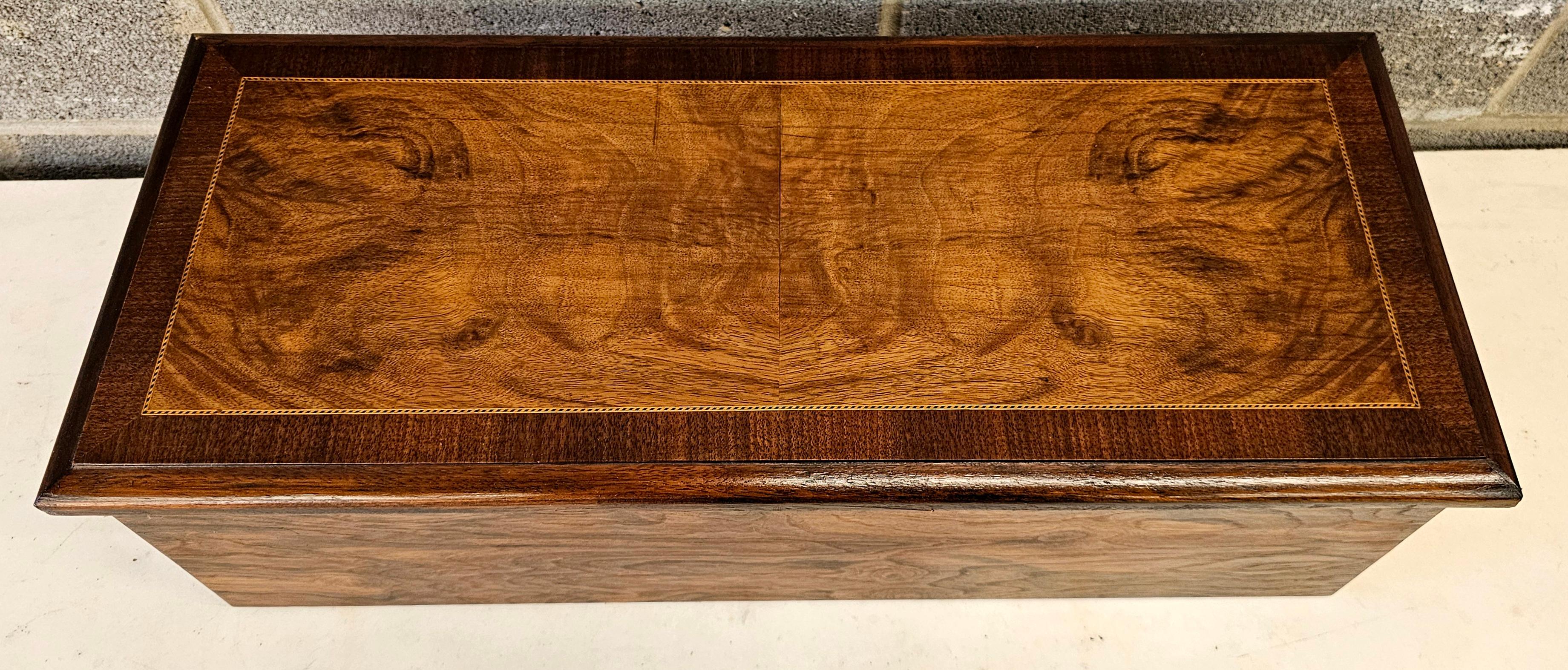 Caja de música cilíndrica continental del siglo XIX de madera de nogal y kingwood, nº 3130 Nogal en venta