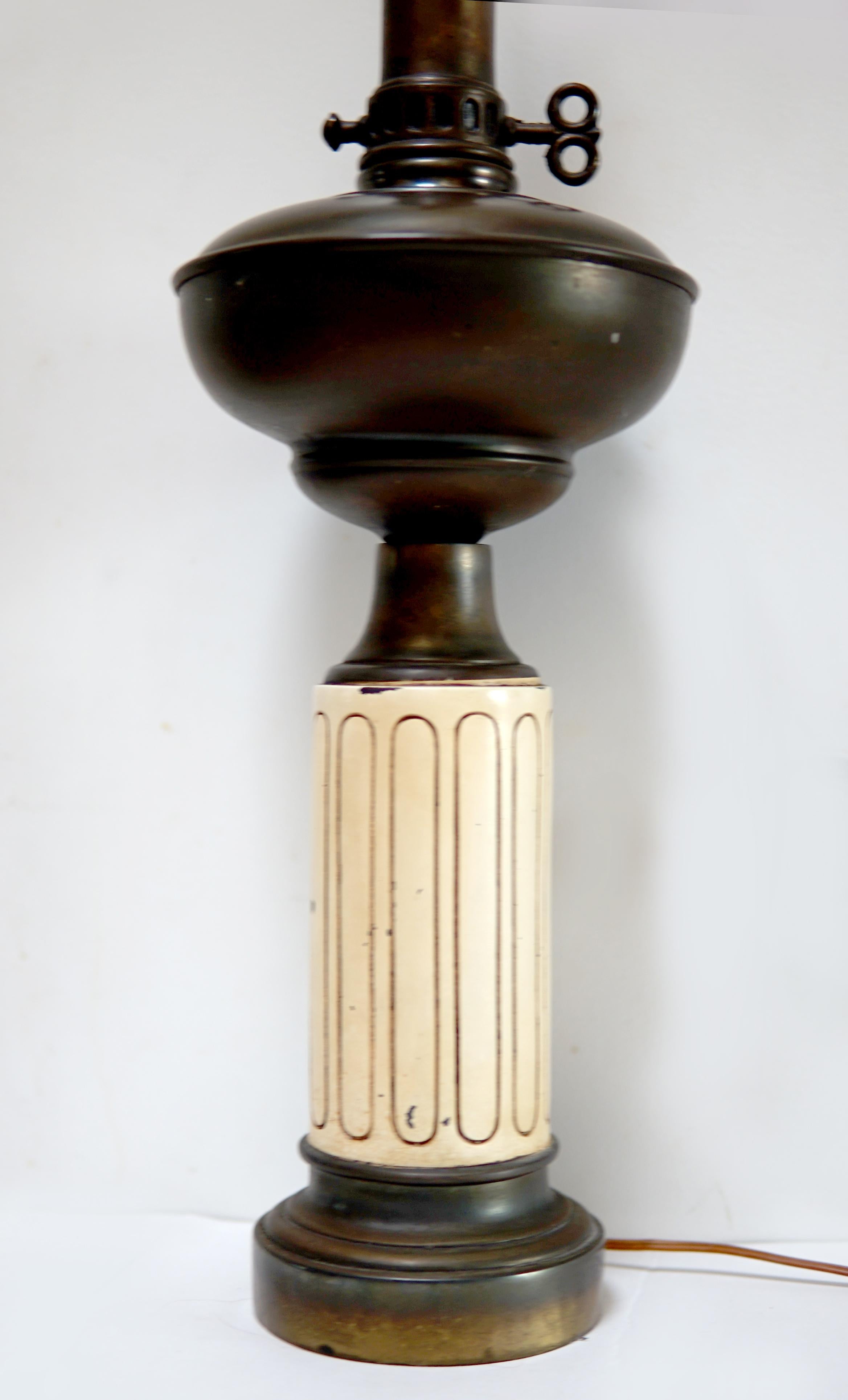 Lampe à huile transformée du 19e siècle avec abat-jour en vente 2