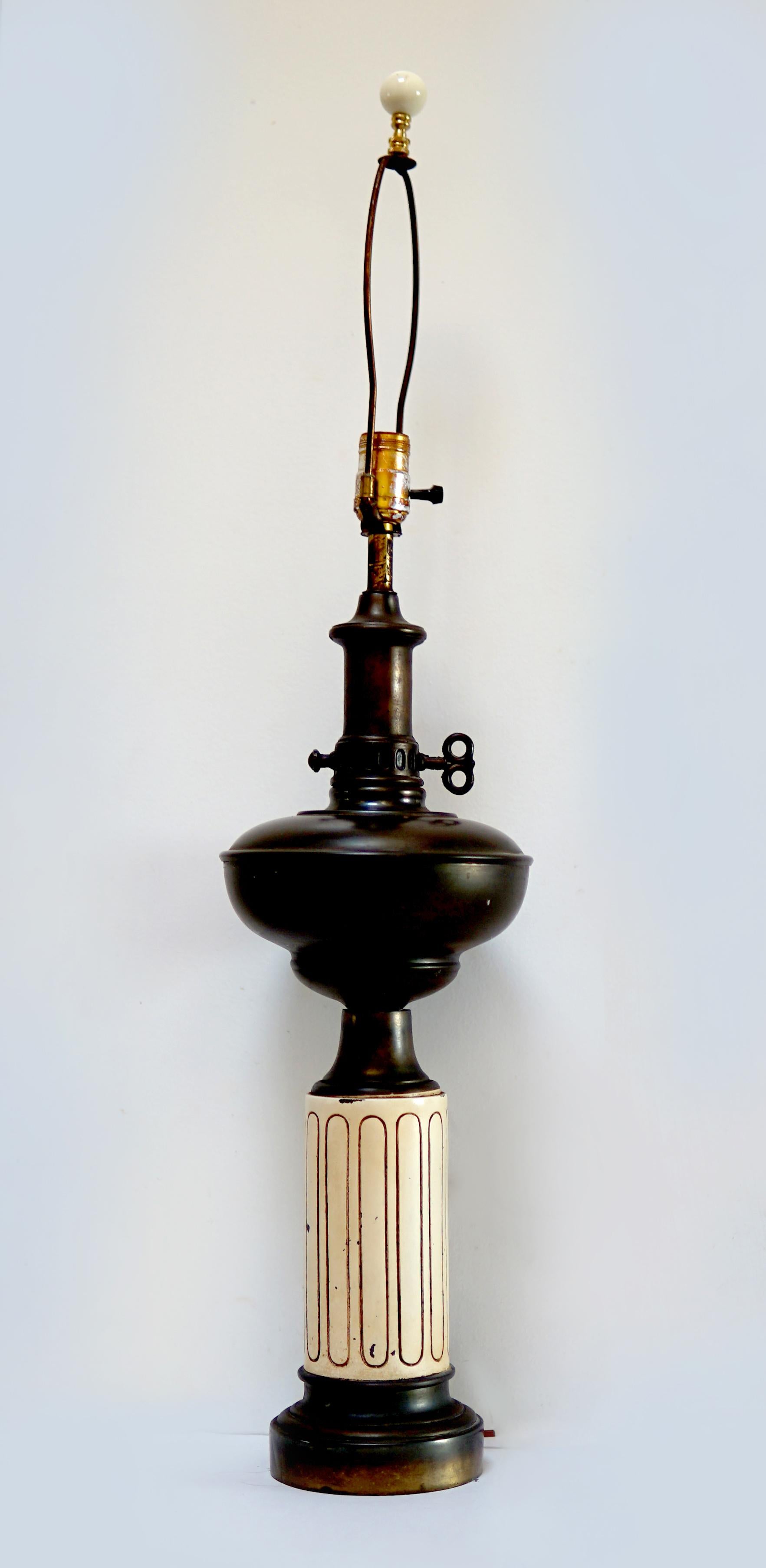 Konverted Öllampe des 19. Jahrhunderts mit Schirm (Frühviktorianisch) im Angebot