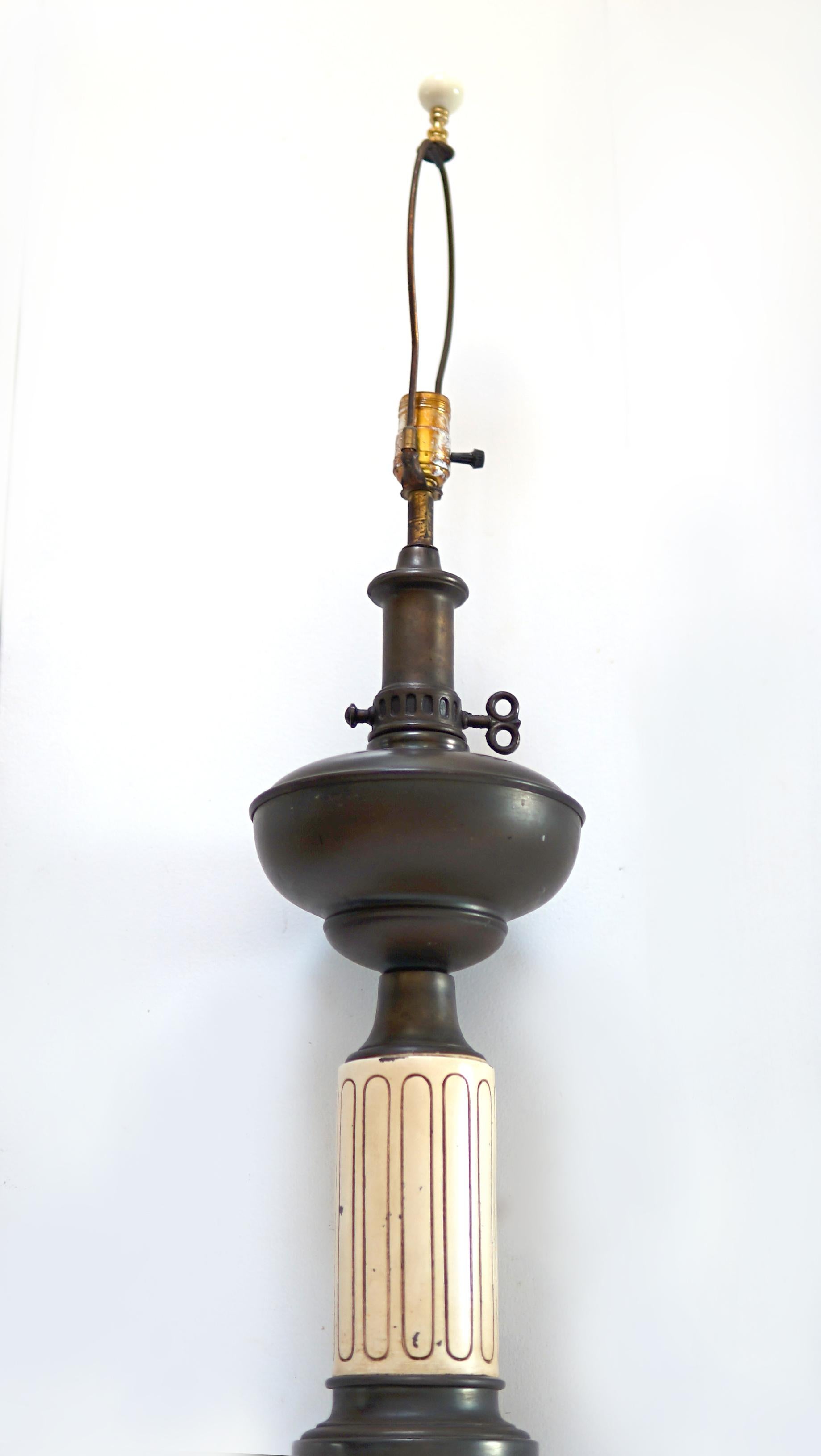 Konverted Öllampe des 19. Jahrhunderts mit Schirm (Gegossen) im Angebot