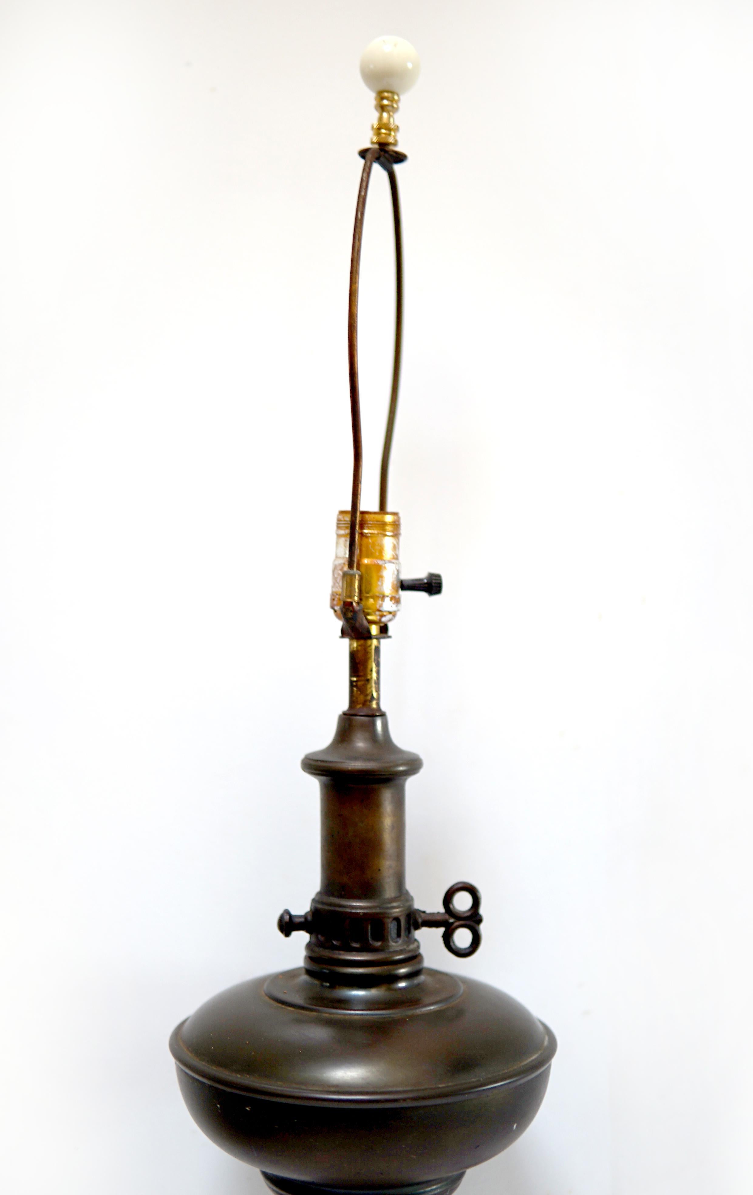 Bronze Lampe à huile transformée du 19e siècle avec abat-jour en vente