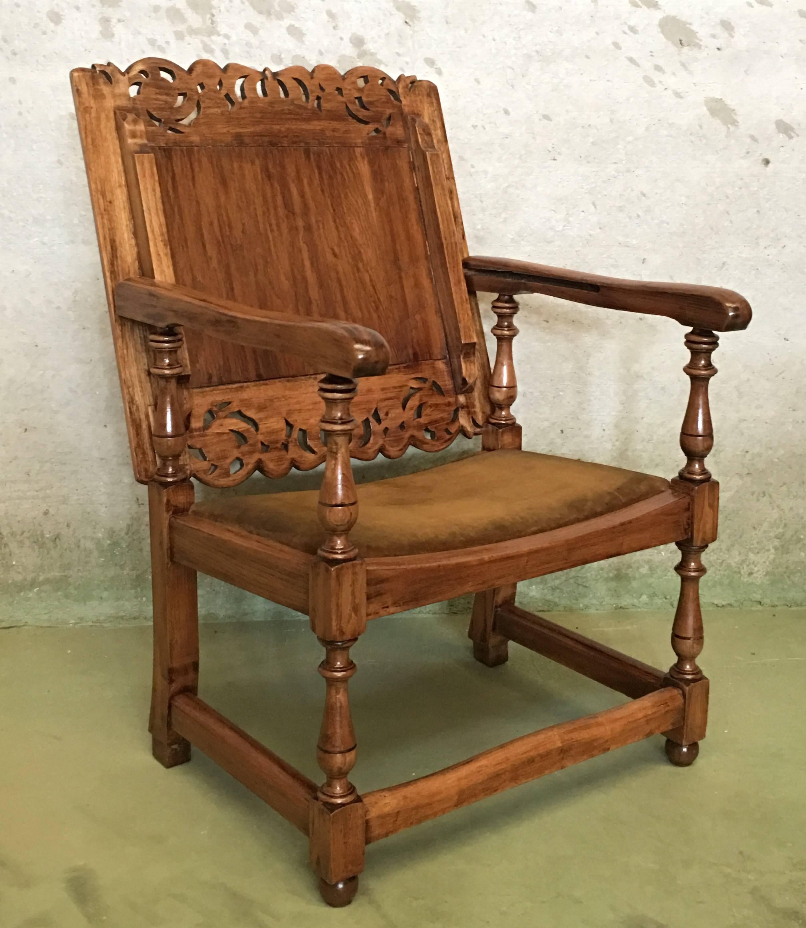 19th Century Convertible Monk's Chair or End Table. Walnut foldable Armchair In Excellent Condition In Miami, FL