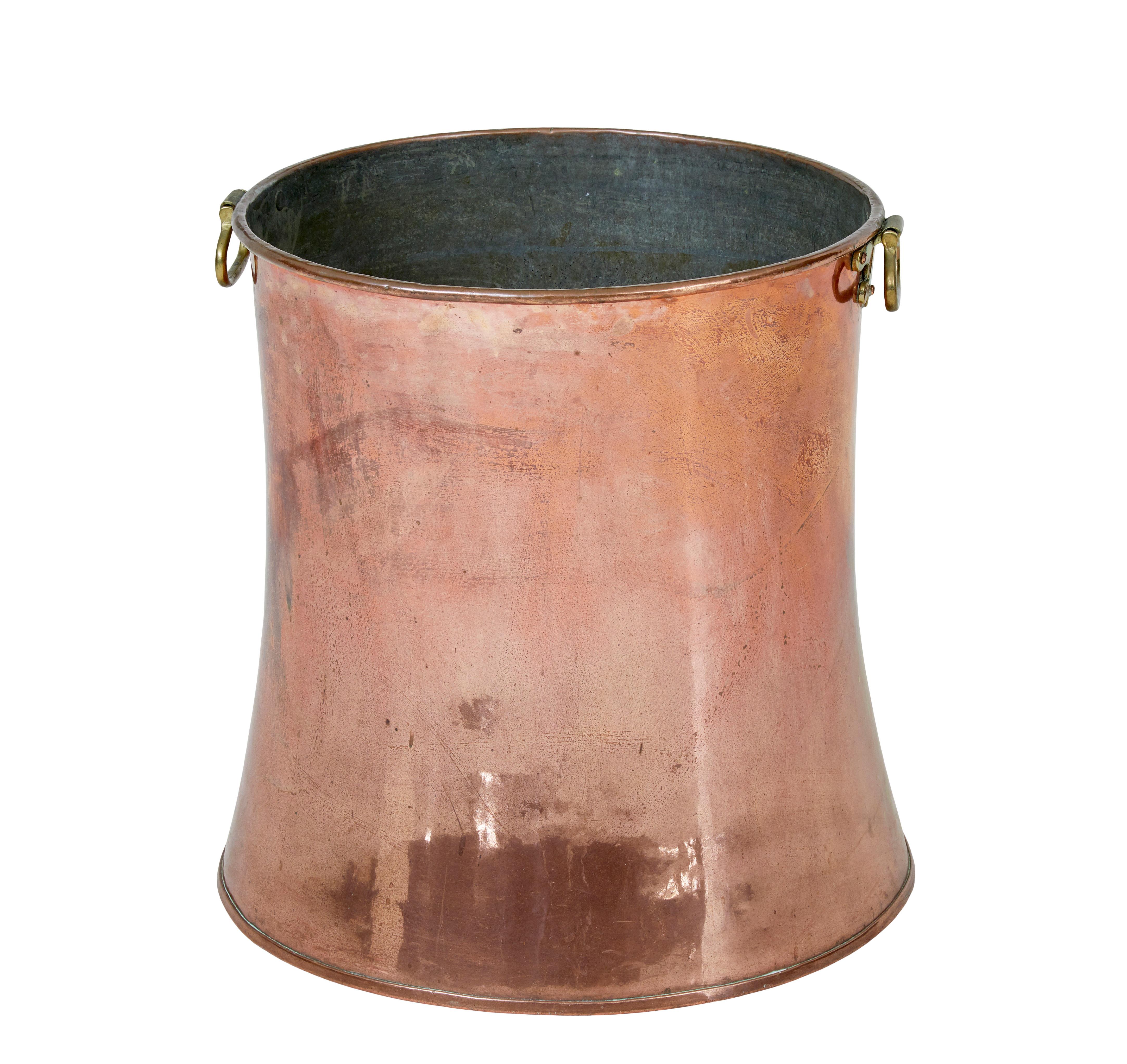 Secchio sagomato in rame e ottone del XIX secolo, circa 1890.

Ideale per essere utilizzato come cestino o come contenitore di legna da ardere.  A forma di piede di elefante.  Rame lucidato che ha assunto una patina naturale dovuta all'uso.  Dotato
