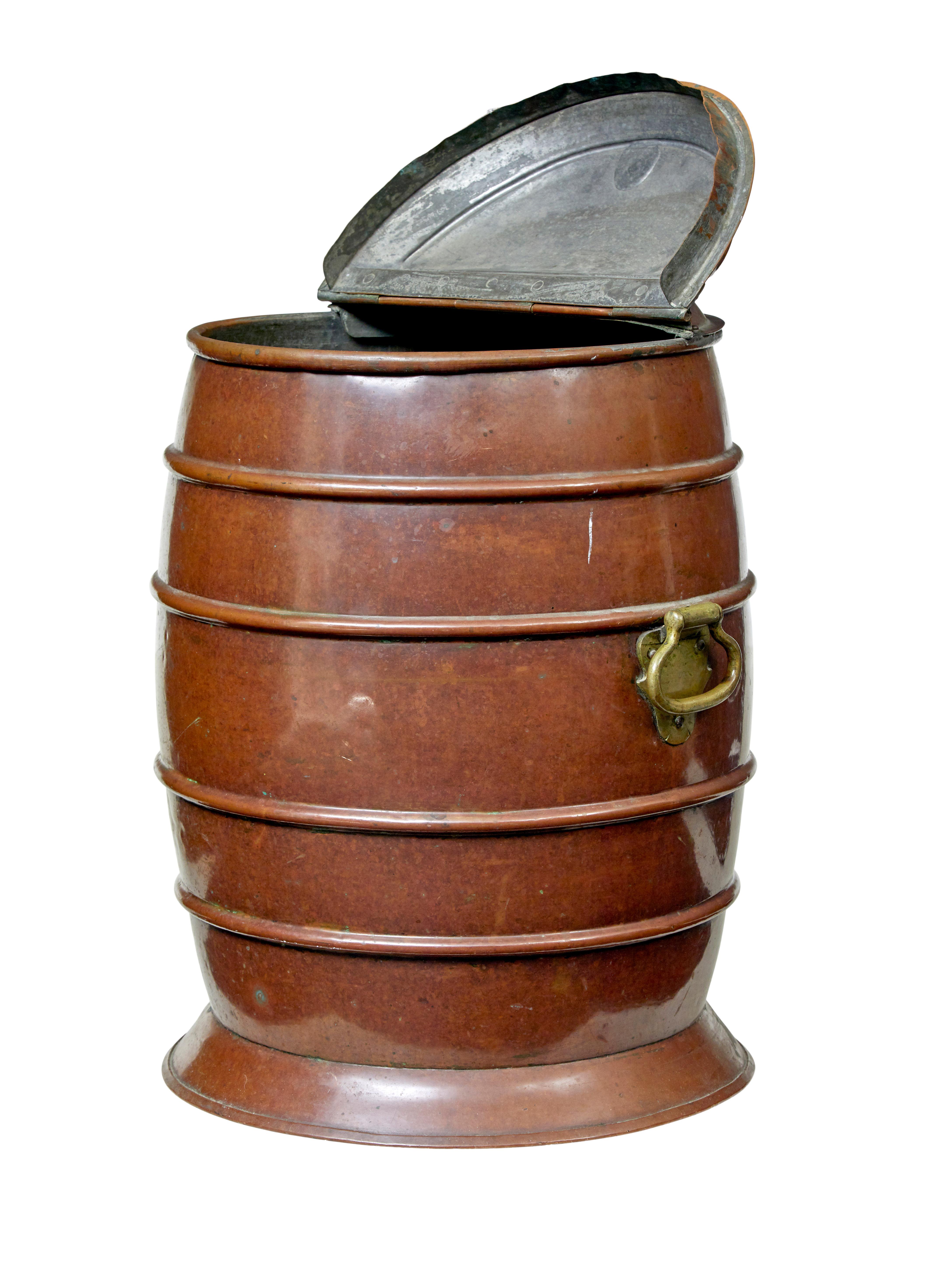 Skandinavisches Wasserfass aus Kupfer und Messing, um 1870.

Wir freuen uns, dieses dekorative Wasserfass aus Kupfer mit seiner ursprünglichen Patina anbieten zu können, die auf Wunsch aufpoliert werden kann. Ideal für die Verwendung als Wäschekorb,