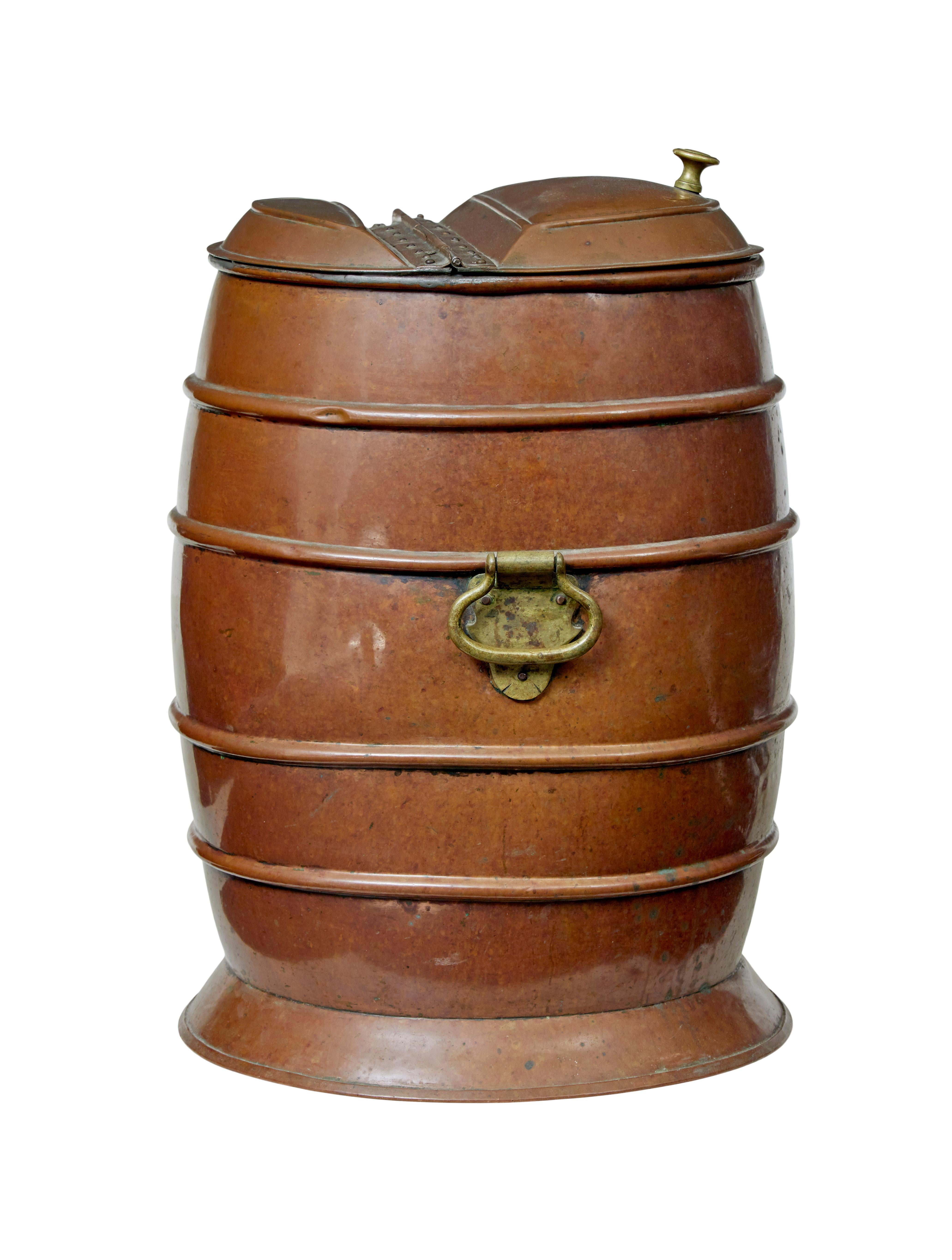 Wasserfass aus Kupfer und Messing aus dem 19. (Handgefertigt) im Angebot