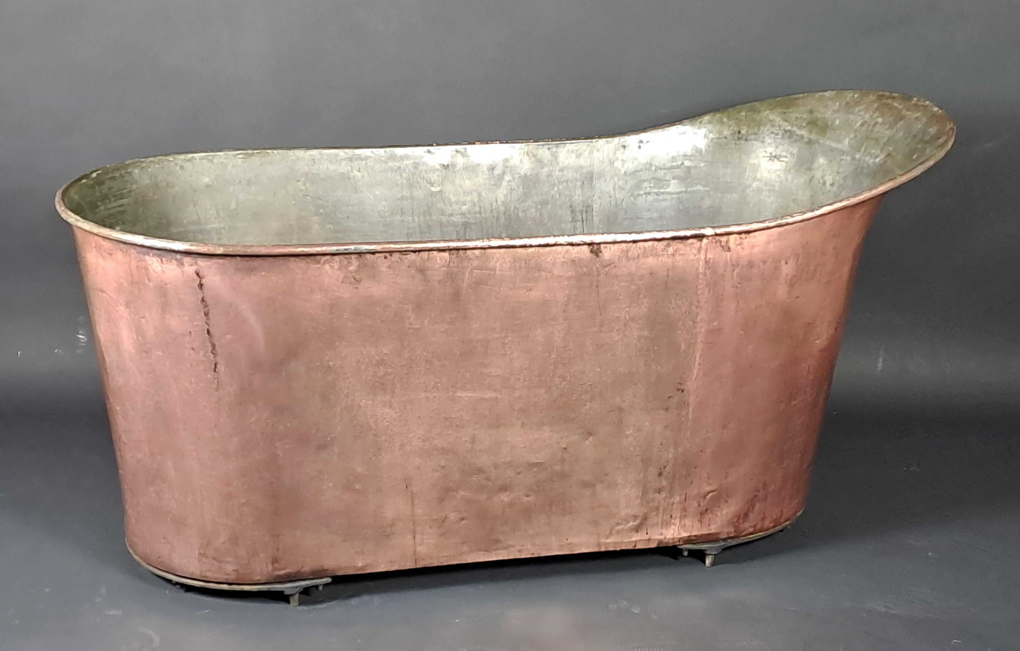 Rare baignoire en cuivre provenant d'un château comtal dans le Sauternais. 
Modèle ergonomique avec dossier surélevé et incliné.  
A l'origine, il était monté sur quatre blocs qui recevaient des rouleaux à la base.  I

l'étamage intérieur.  

Bon