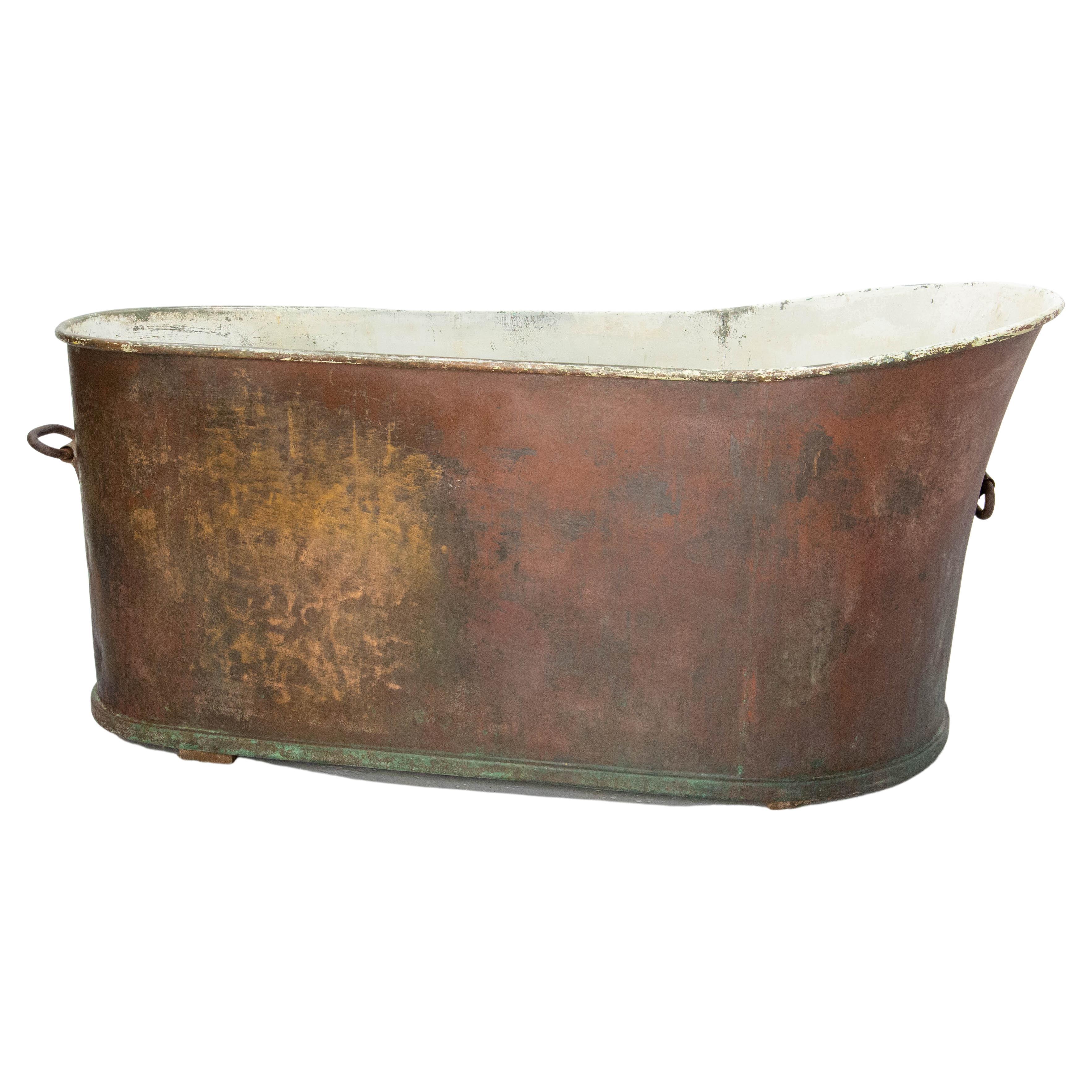 Antique French bathtub in copper.
Today it can be used like before as a bathtub, but it also can be used as a planter, a jardinière or, why not a a bin to keep drinks cool during a party.

Good authentic condition.

Shipping:
69 / 155 / 74 cm 55 kg