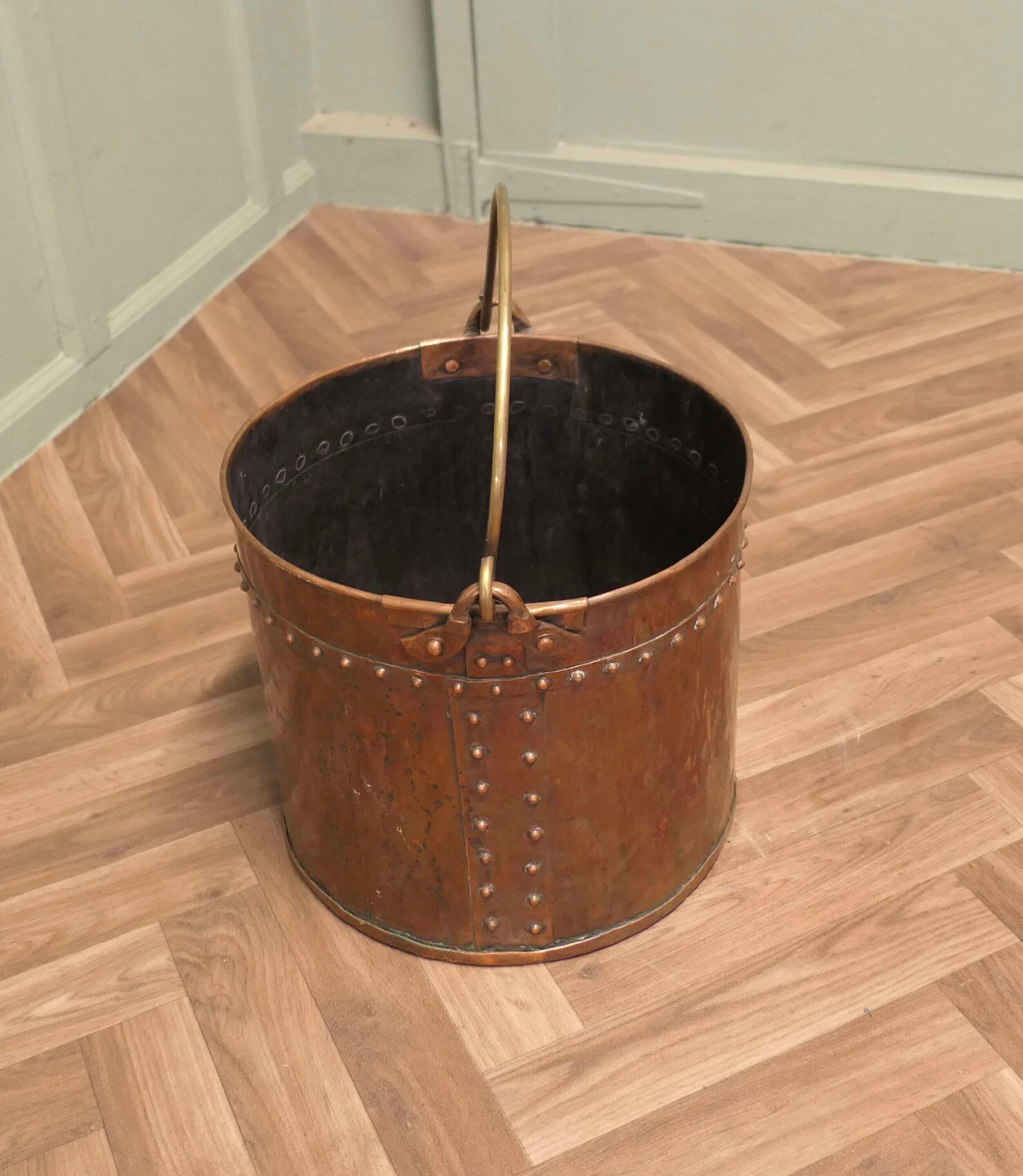 Arts and Crafts 19th Century Copper Coal Bucket in vendita