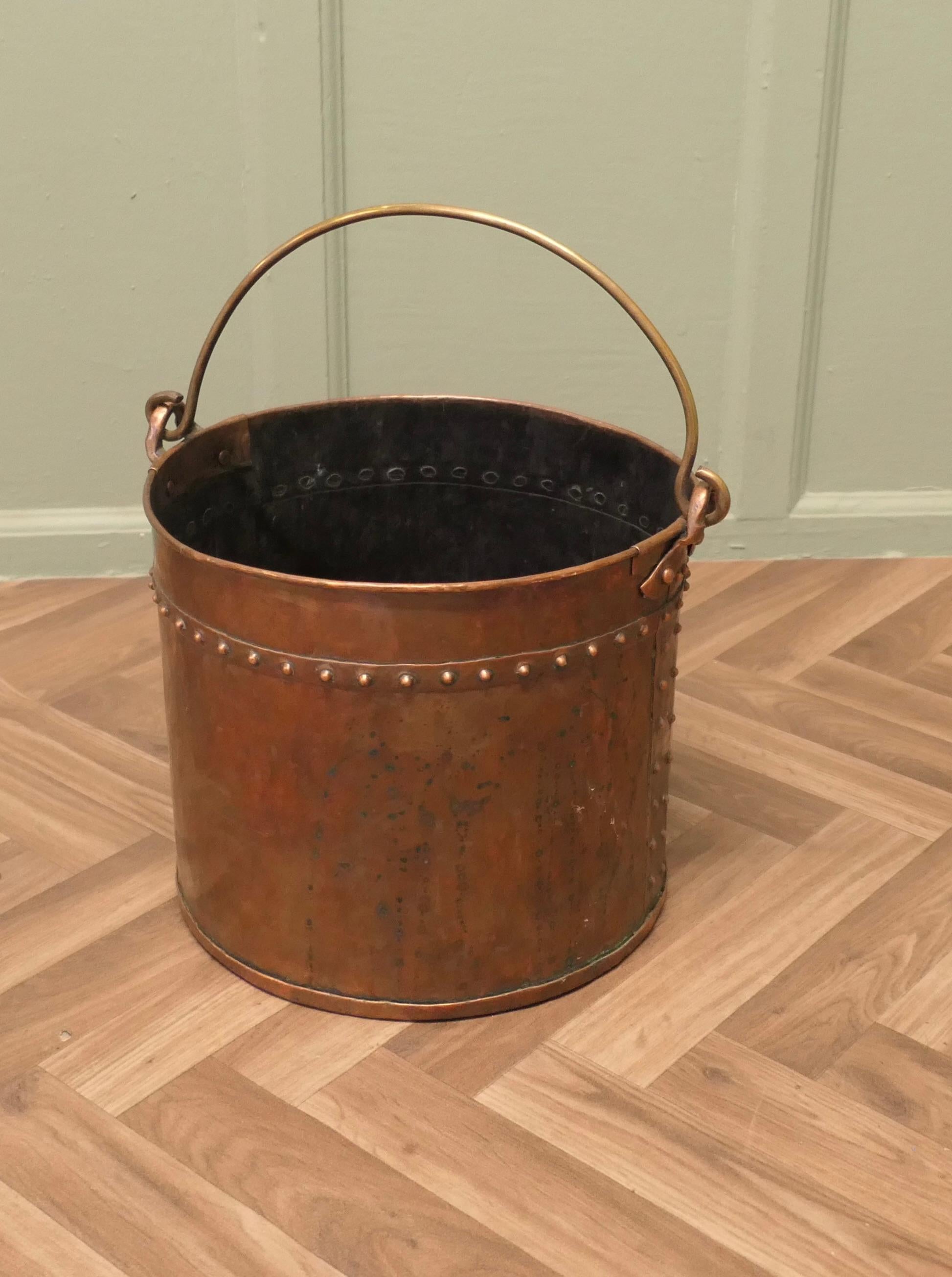 Seau à charbon en cuivre du 19e siècle 

Ceci est un beau grand seau à charbon en cuivre, c'est une bonne pièce et ferait un très bon conteneur à charbon ou à bûches. Le seau est très solide et a des coutures rivetées et une poignée de transport en