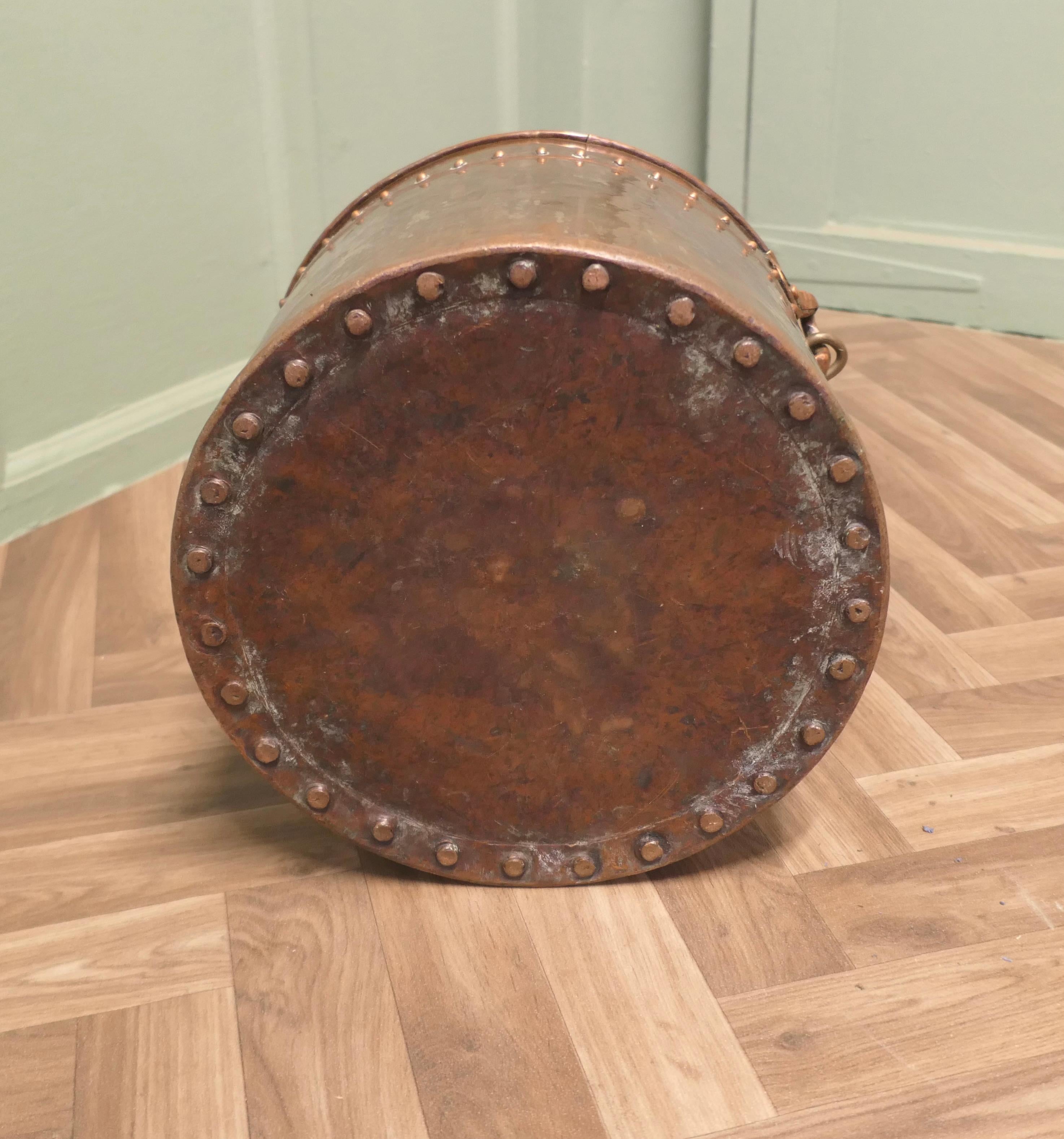 XIXe siècle Seau à charbon en cuivre du 19e siècle   Il s'agit d'un beau grand seau à charbon en cuivre. en vente