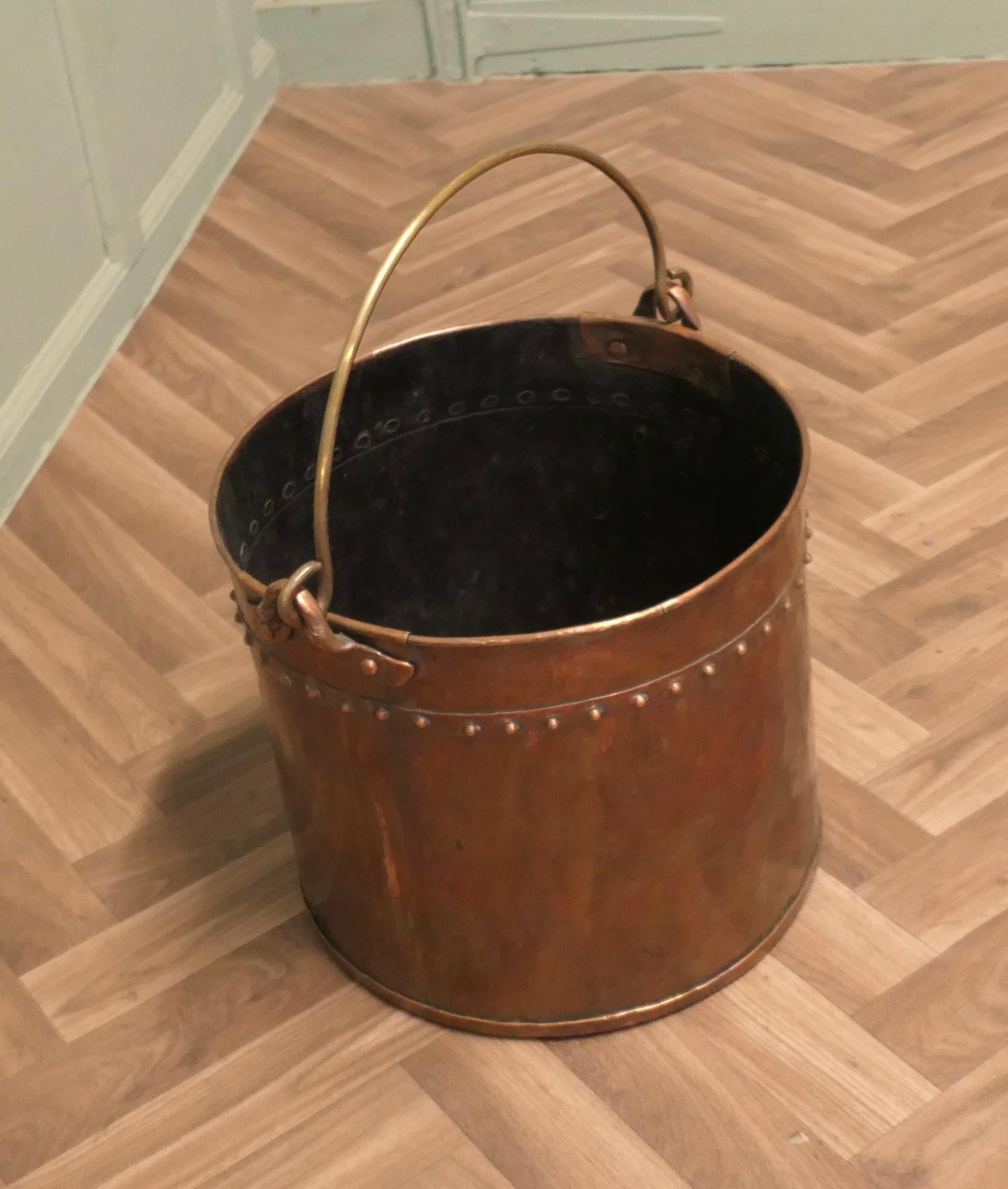 Cuivre Seau à charbon en cuivre du 19e siècle   Il s'agit d'un beau grand seau à charbon en cuivre. en vente