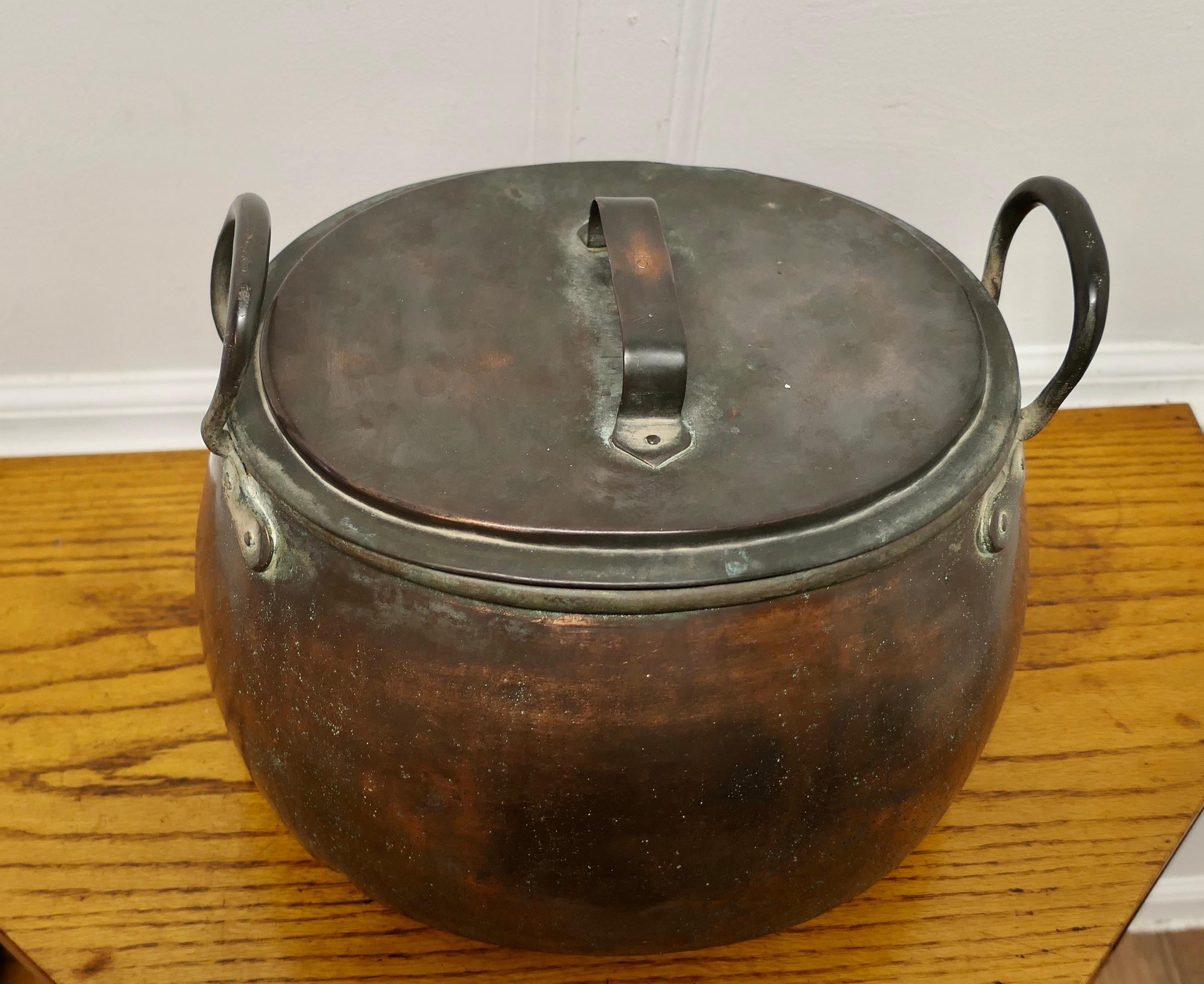 19th Century Copper Cooking Pot, Cauldron with Lid      In Good Condition For Sale In Chillerton, Isle of Wight