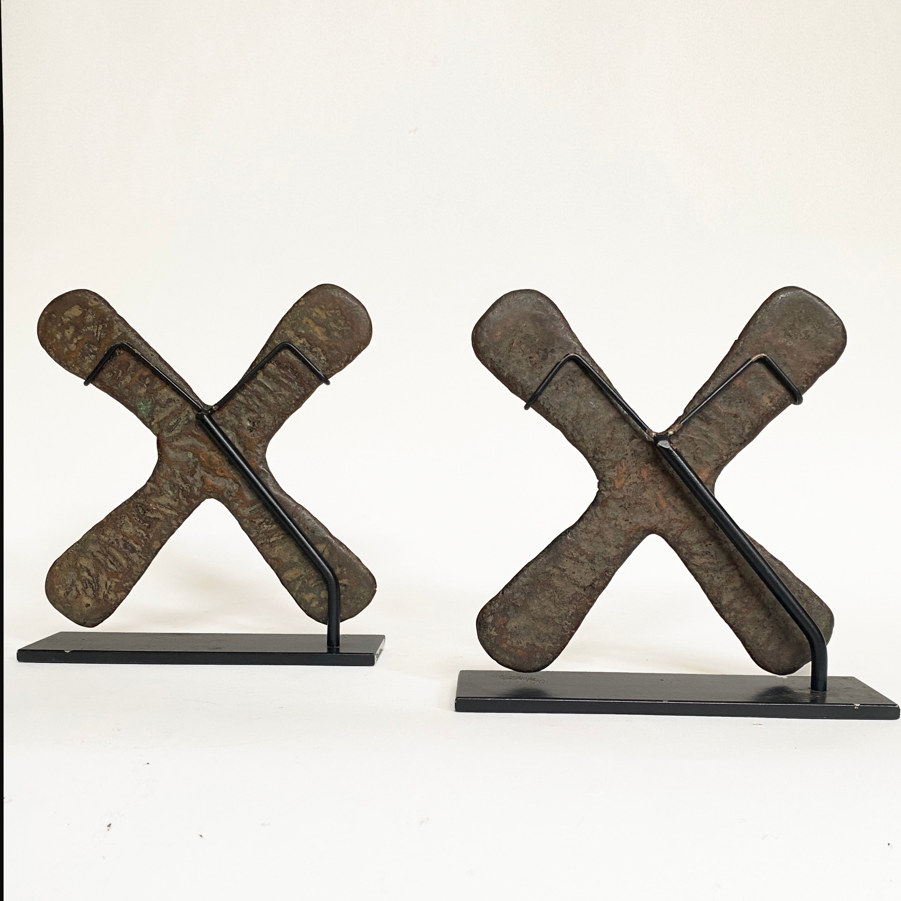 Kupferkreuze namens Handa, Region Katanga, Republik Kongo, 19.

Gegossenes Kupfer in Form eines gleicharmigen Kreuzes, das in der Region Katanga in der Demokratischen Republik Kongo als Zahlungsmittel verwendet wurde und Handa genannt wird.