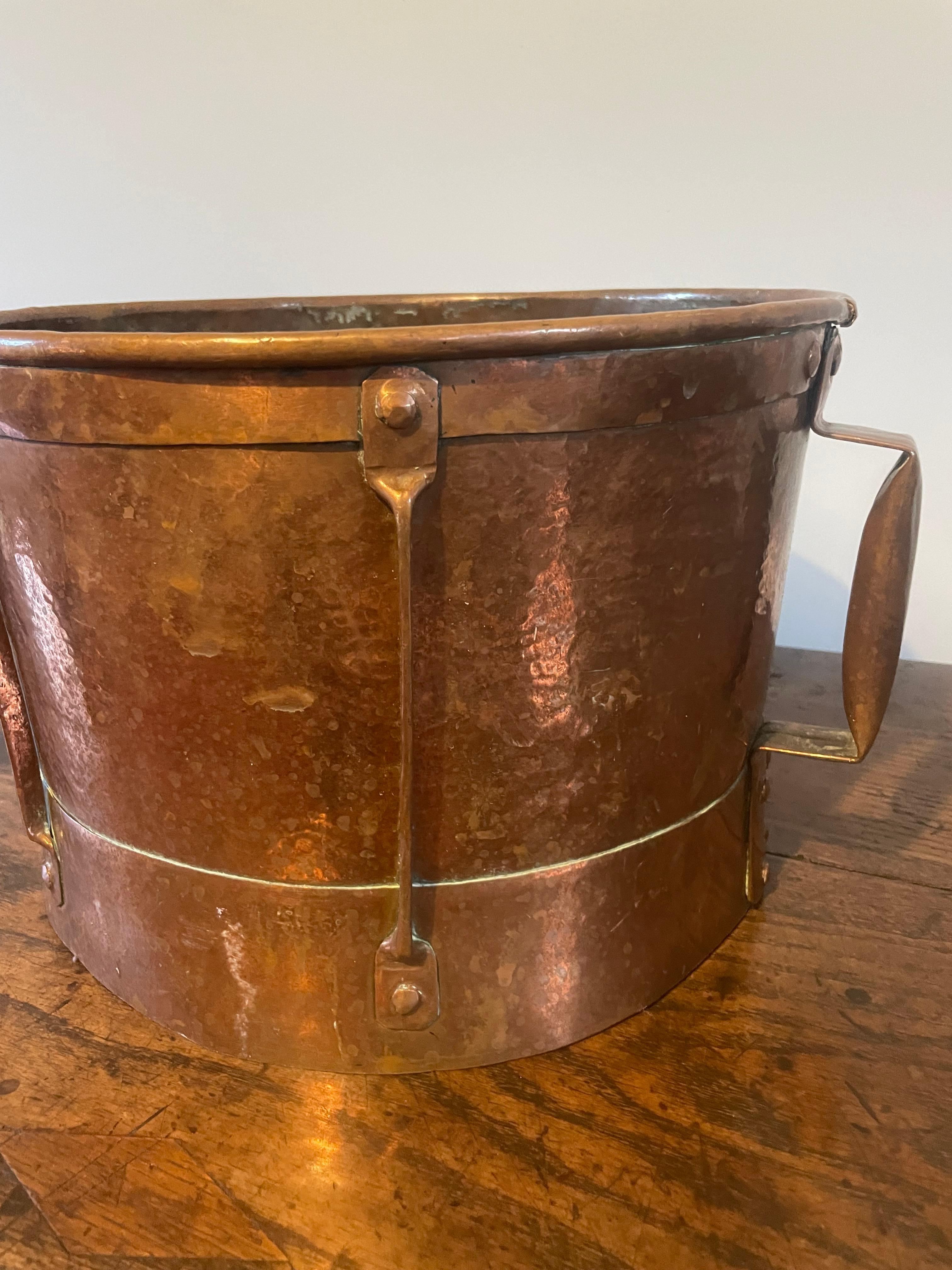 Grande esempio di ferrata in rame del XIX secolo 

Francese del 1860 circa, il rame è leggermente martellato per dare una finitura decorativa, patina originale 

Sarebbe un'ottima fioriera o un refrigeratore per il vino 

Altezza 10 pollici
