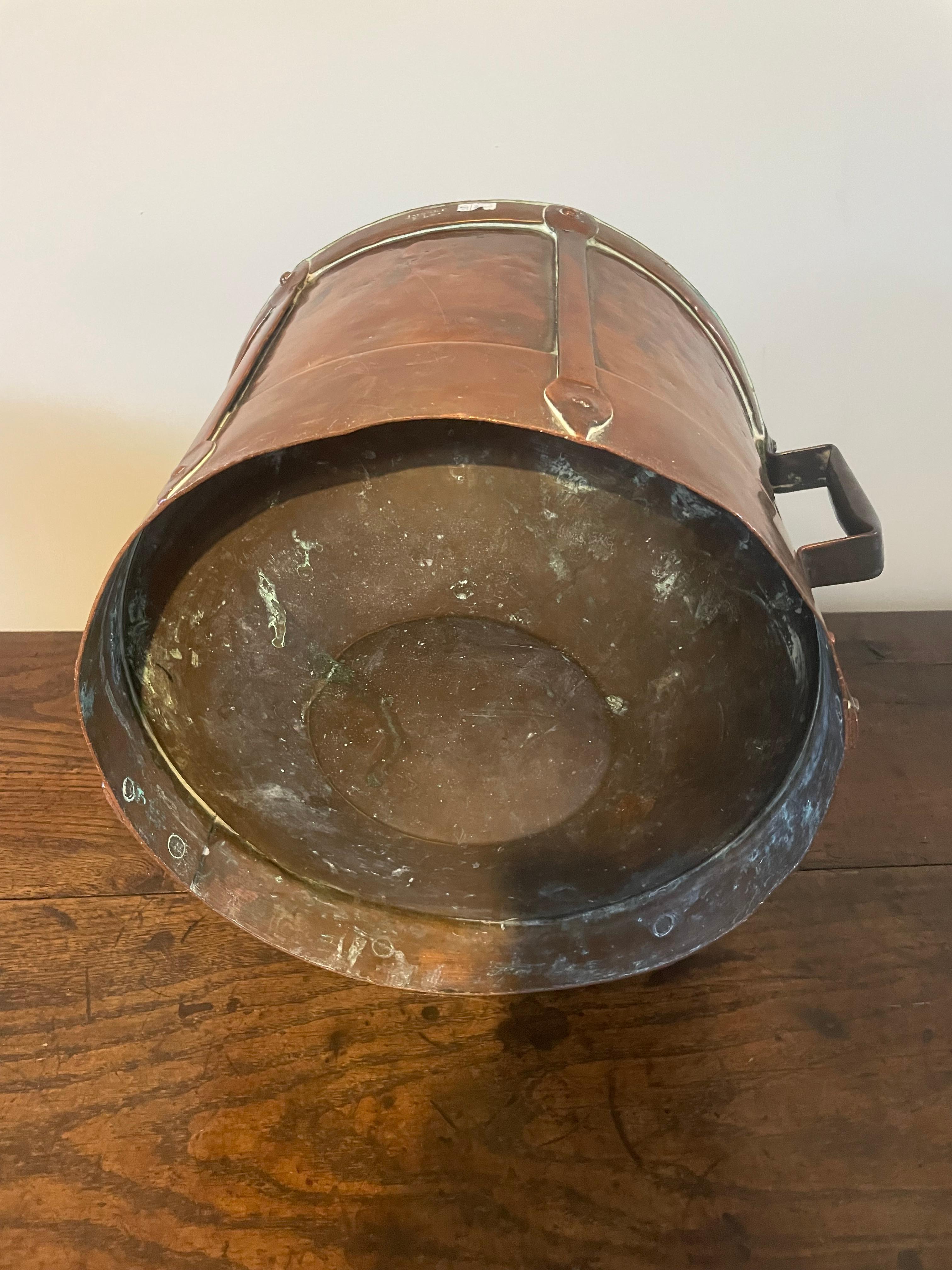 XIX secolo Ferrat in rame del 19° secolo / misuratore di cereali / portatore d'acqua in vendita
