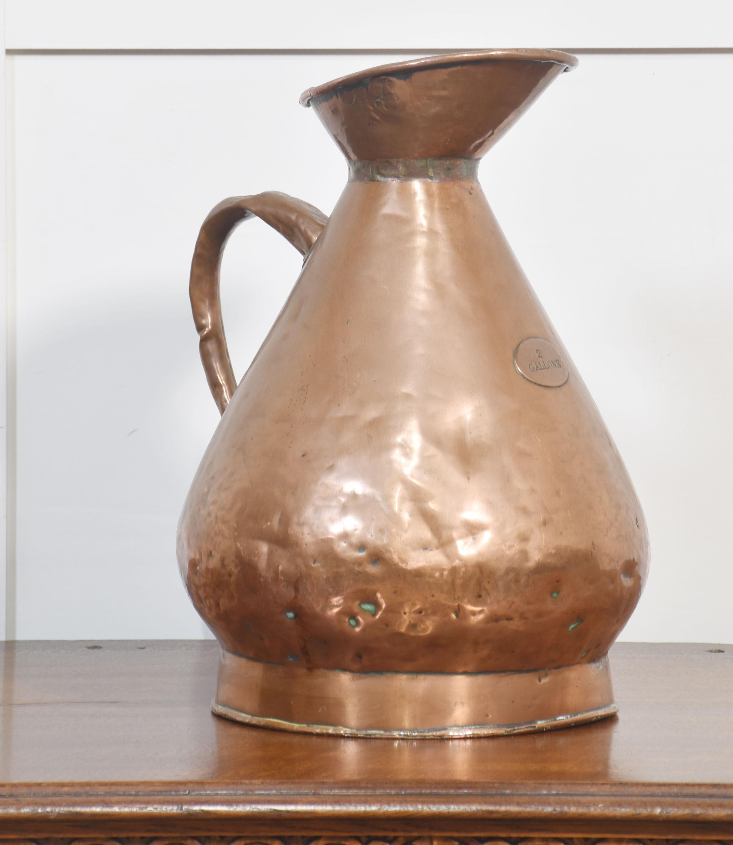 Mesure de foin en cuivre du 19e siècle avec étiquette embossée de deux gallons sur le devant.
Dimensions
Hauteur 16 pouces
Largeur 10,5 pouces
Profondeur 12 pouces
