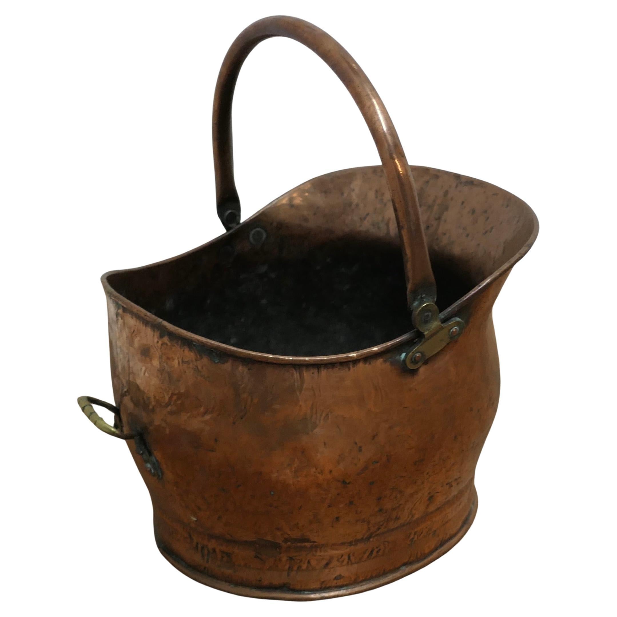 Kupferhelm aus dem 19. Jahrhundert in Form eines Kohlenkastens im Angebot