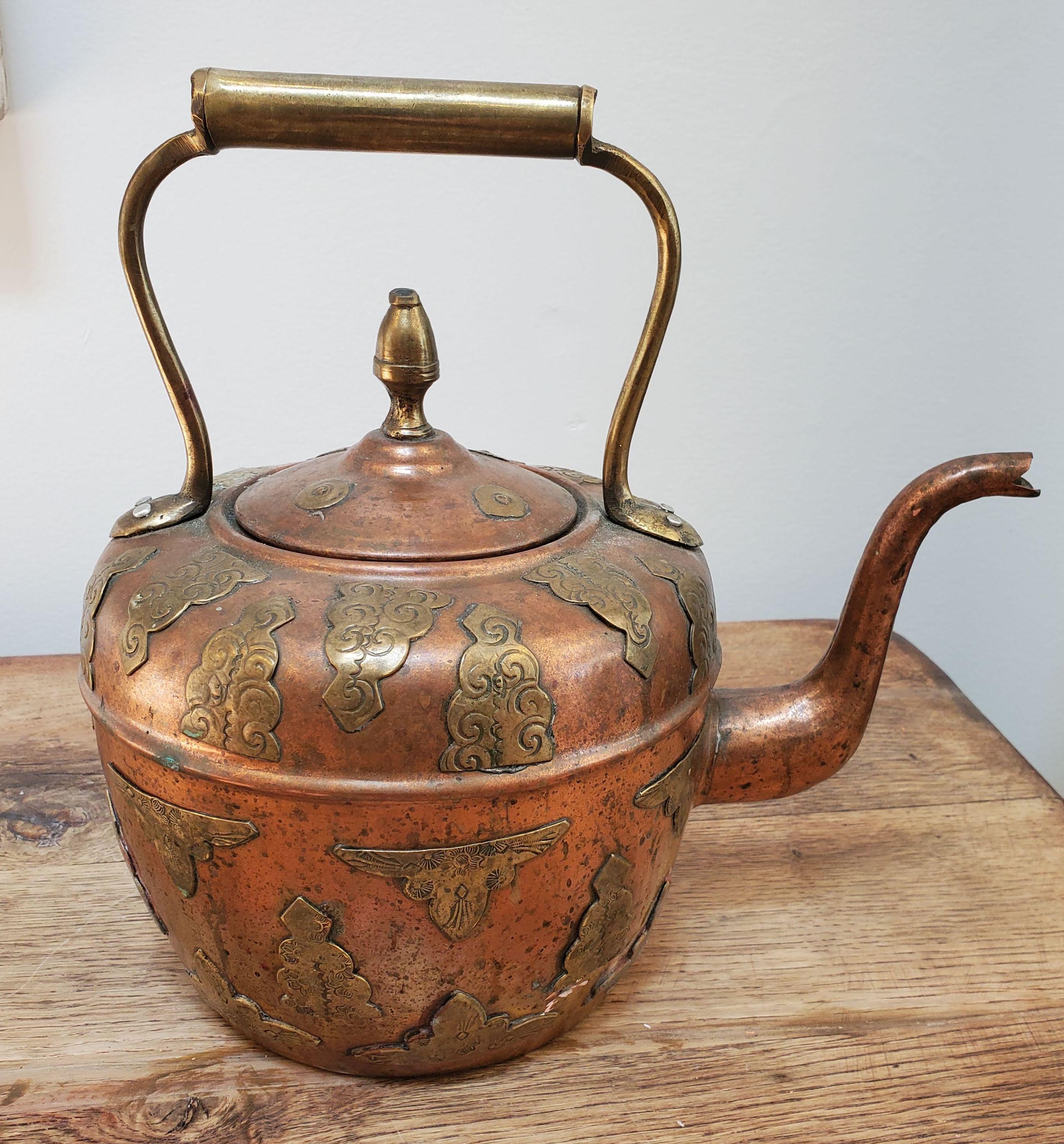Mid 19th Century English Form Copper Kettle with Brass Floral Decoration In Good Condition In Middleburg, VA