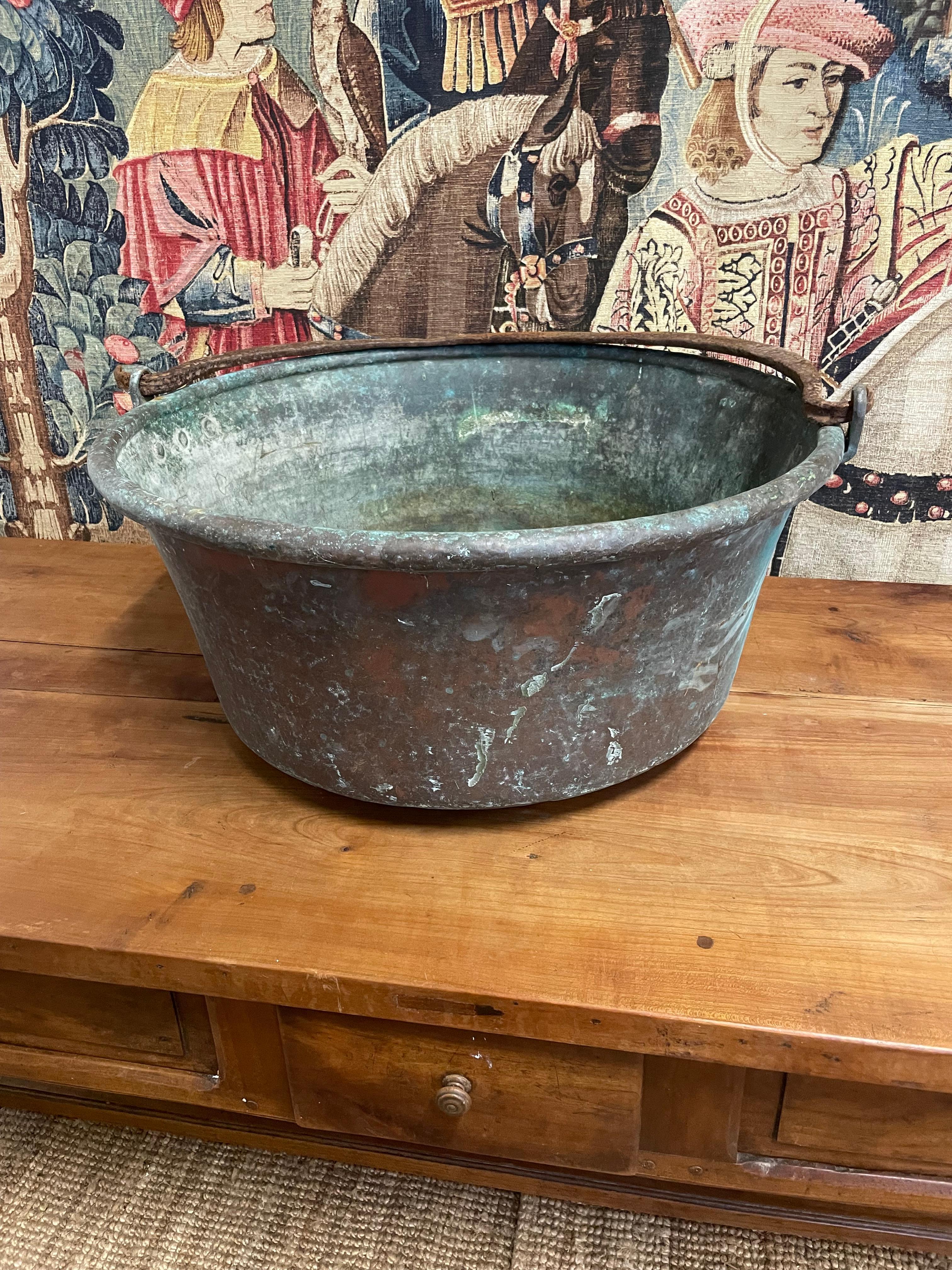 Un vaso da formaggio in rame del XIX secolo molto decorativo, che può essere utilizzato come contenitore per tronchi o come fioriera da giardino. 

Francese del 1850 circa 

Altezza 12 pollici 
Larghezza 27 pollici 
Profondità 25 pollici 