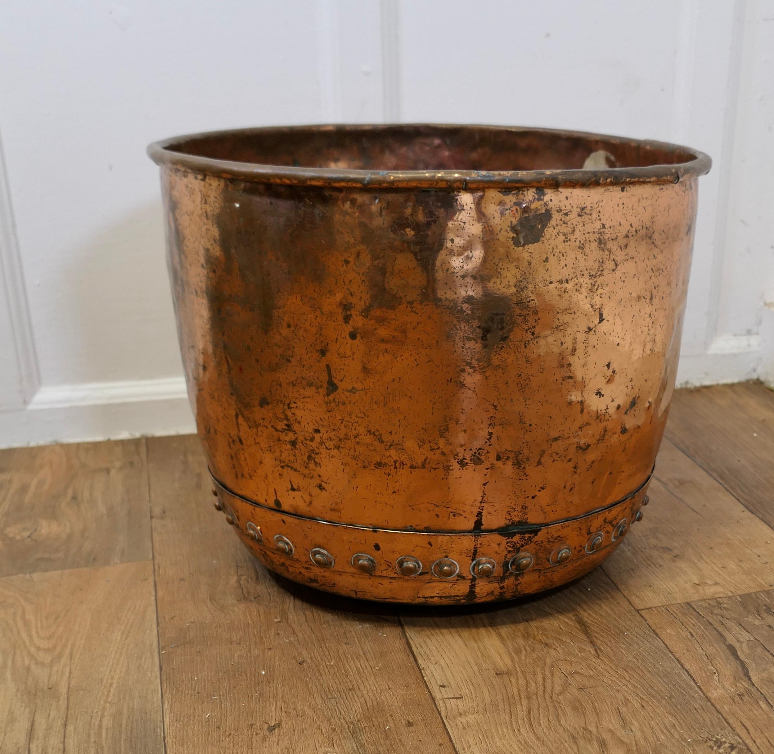 Kupfer Log Bin oder Cauldron-Pflanzgefäß aus dem 19. Jahrhundert

Dies ist eine überlegene Qualität Kupfer, es hat eine stark genietete Konstruktion, sehr stark mit einer guten Patina 

Der Copper Cauldron eignet sich gut als Holzkorb oder als