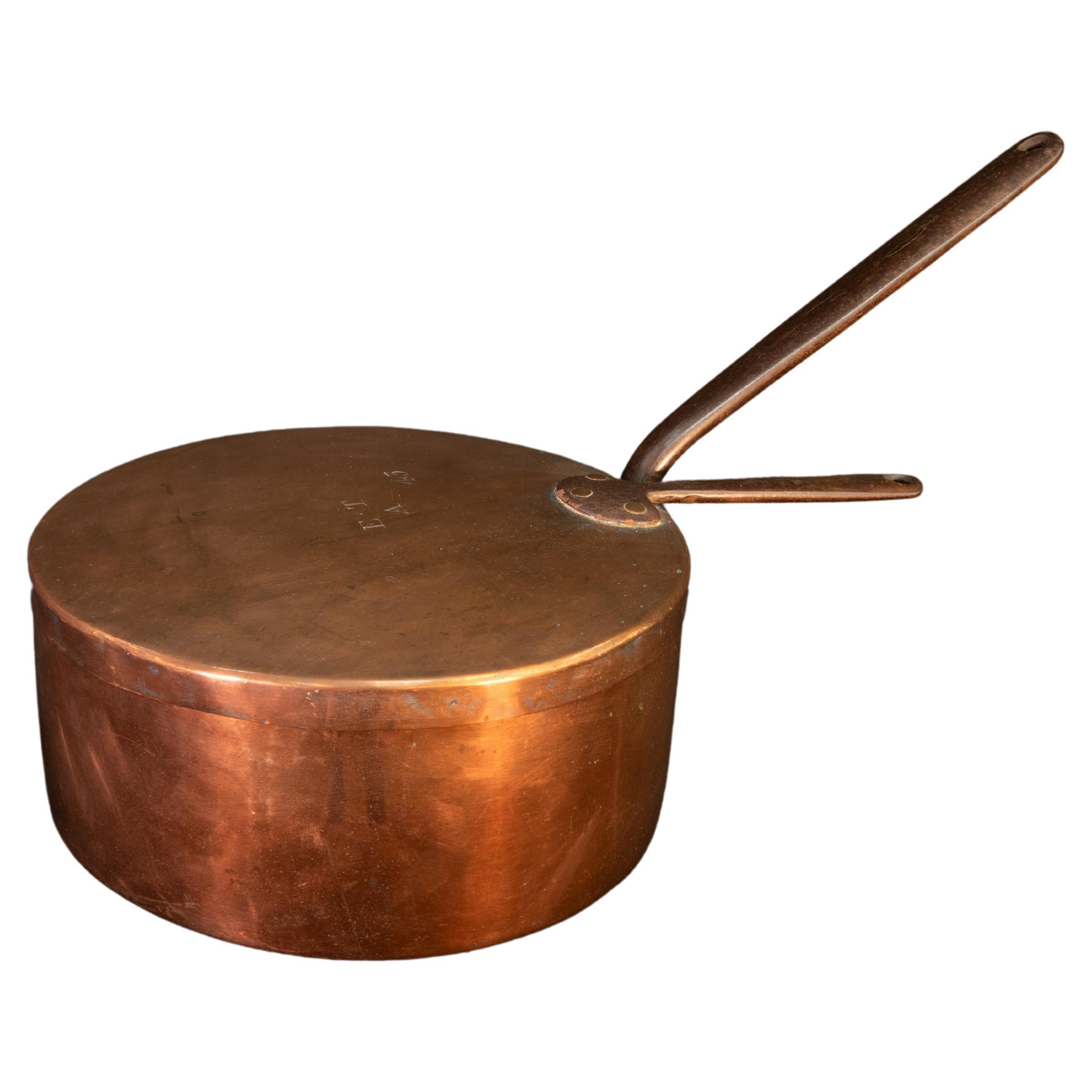 Olla de cobre del siglo XIX con tapa
