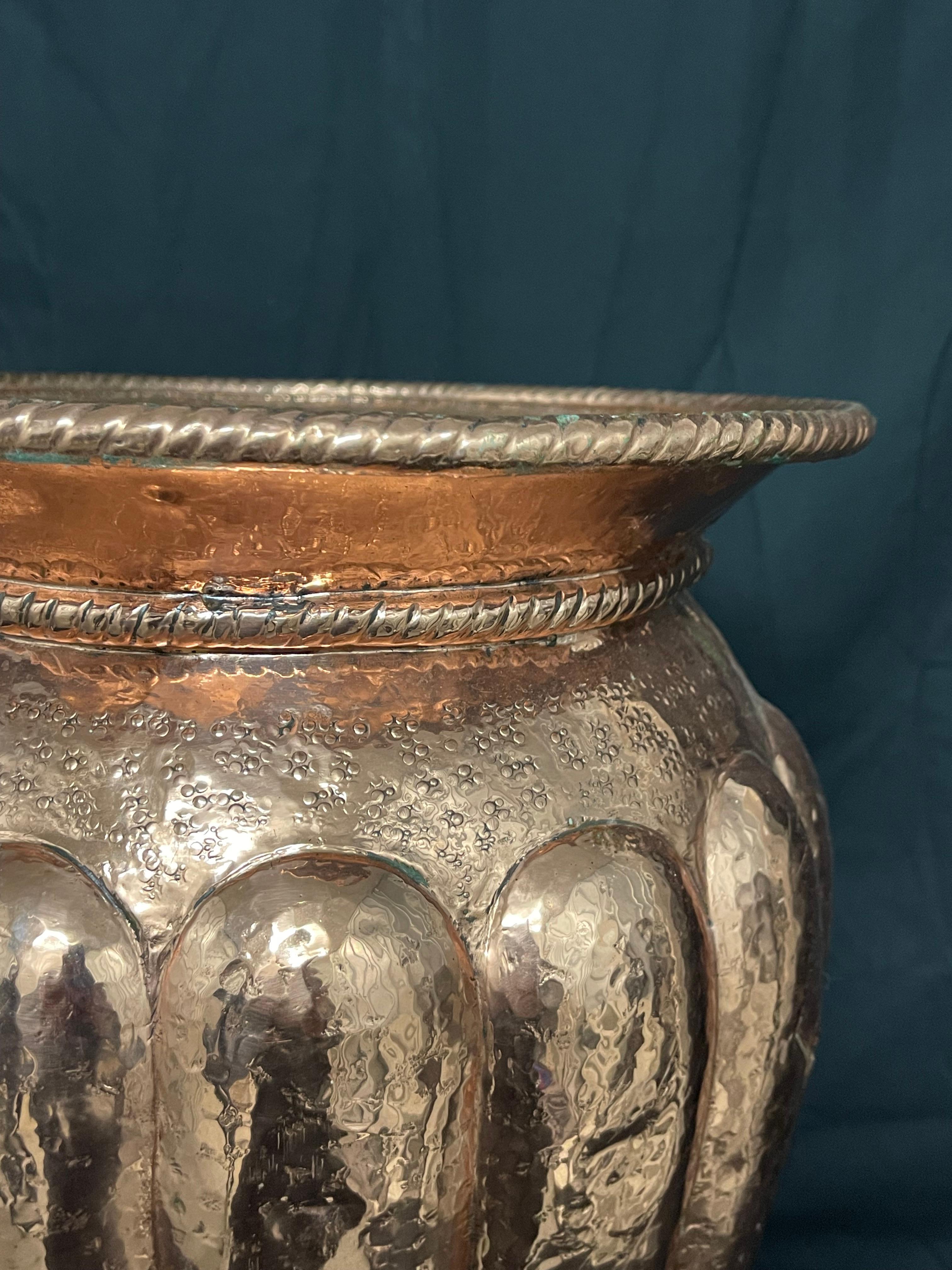Un grande vaso in rame battuto a mano del XIX secolo.