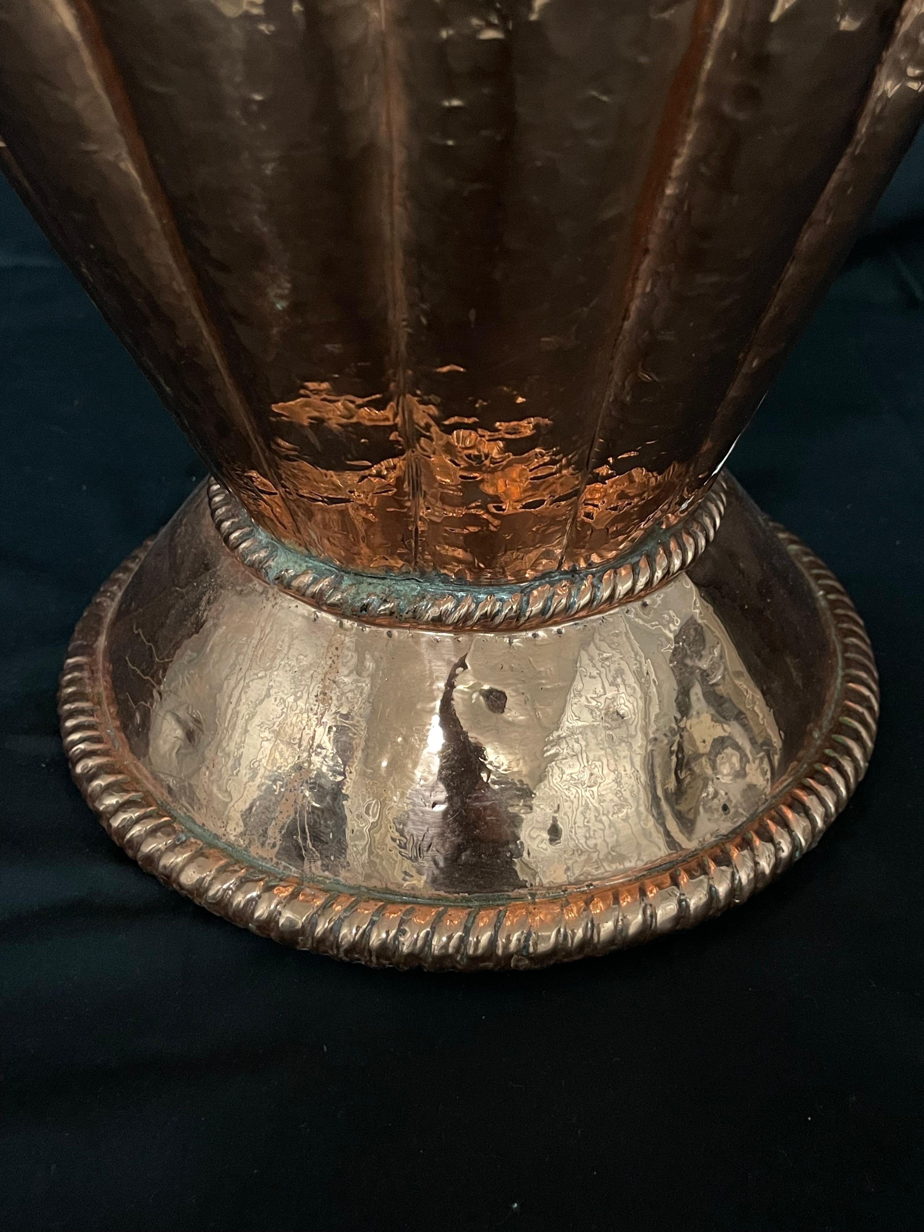 Art Nouveau Vaso di rame del XIX secolo in vendita