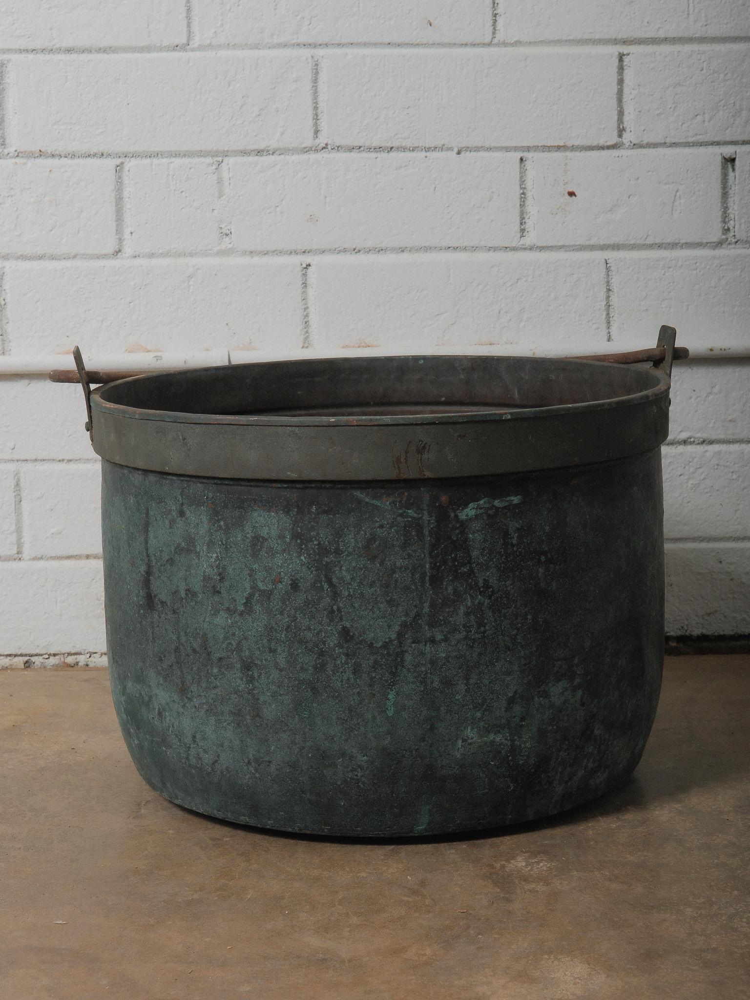 19th Century Copper Vessel with Iron Swing Handle en Bueno estado para la venta en High Point, NC