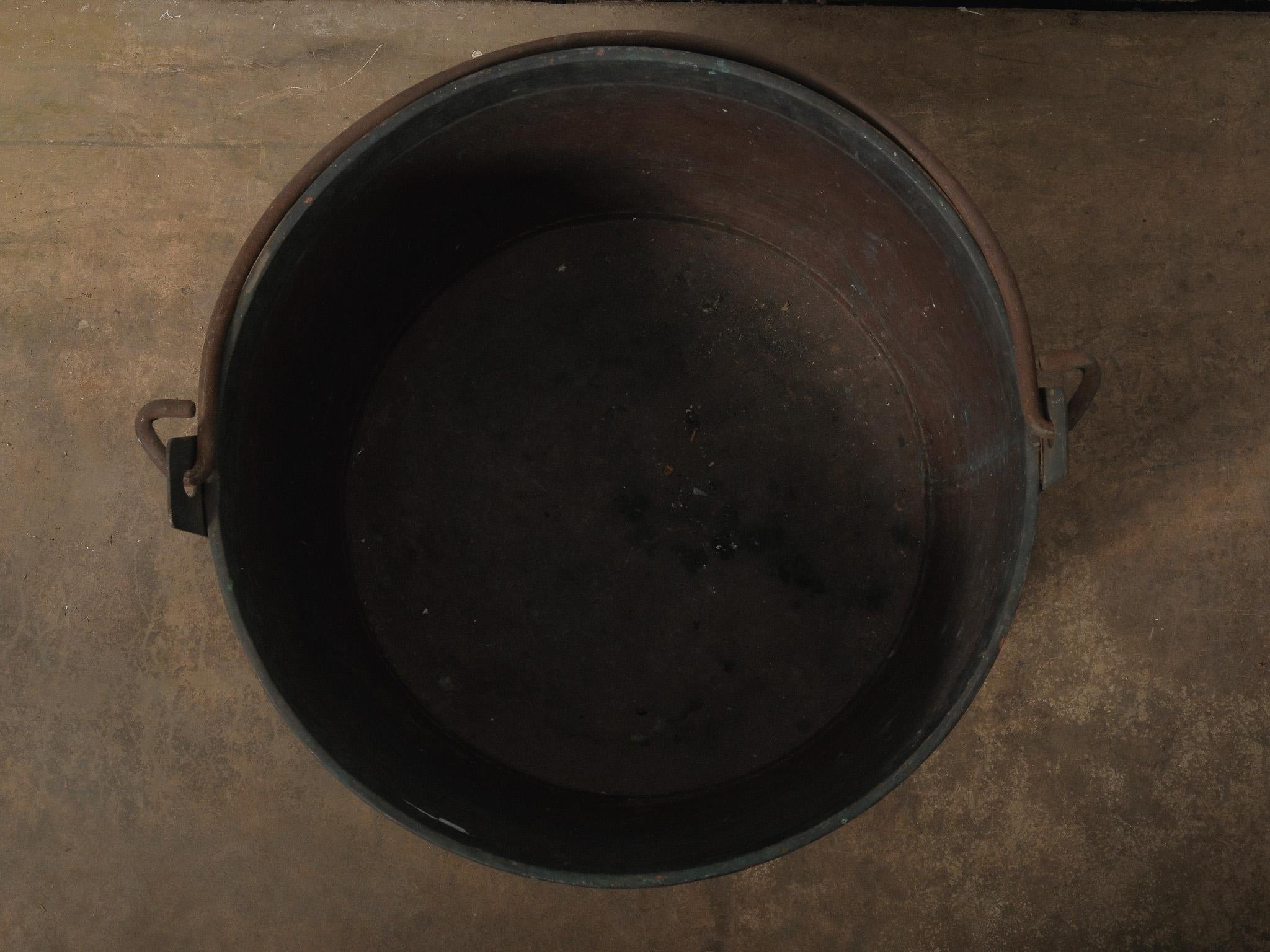 19th Century Copper Vessel with Iron Swing Handle siglo XIX en venta