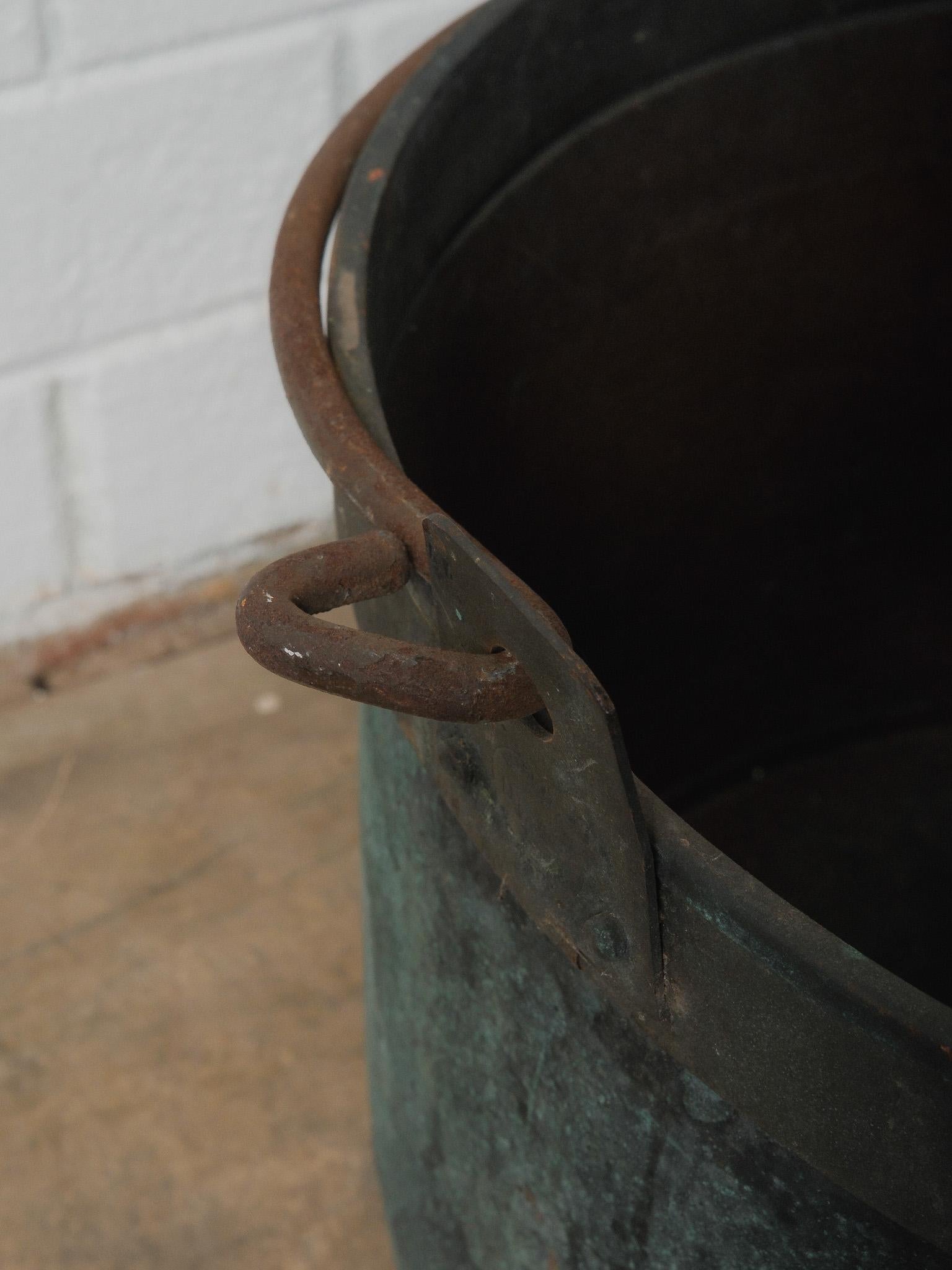 19th Century Copper Vessel with Iron Swing Handle Cobre en venta