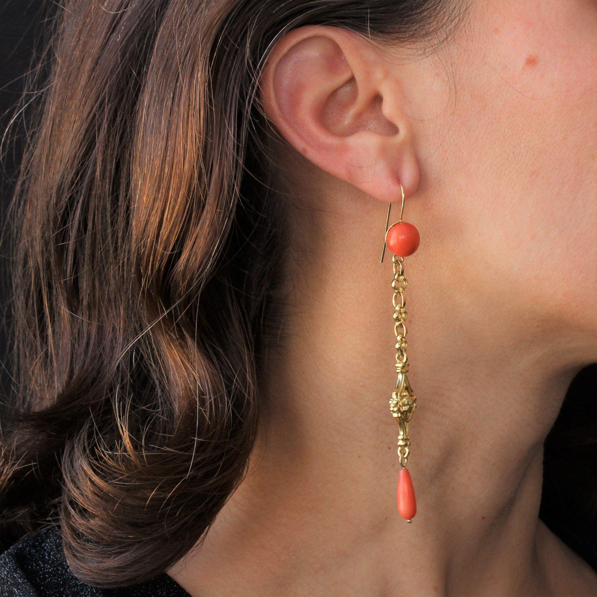 For pierced ears.
Earring in 18 karat yellow gold.
Each antique earring is composed of a coral cabochon that supports gothic motifs with a knight's head. At the base of the pendant, a drop of coral finishes the antique jewel.
Height : 9 cm