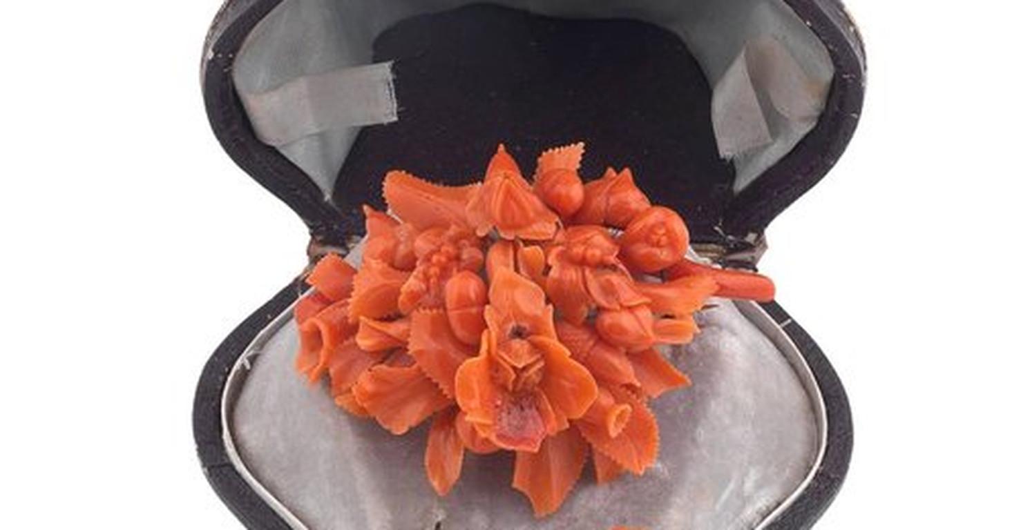 19th Century Coral Brooch and Earring Suite In Excellent Condition In Firenze, IT