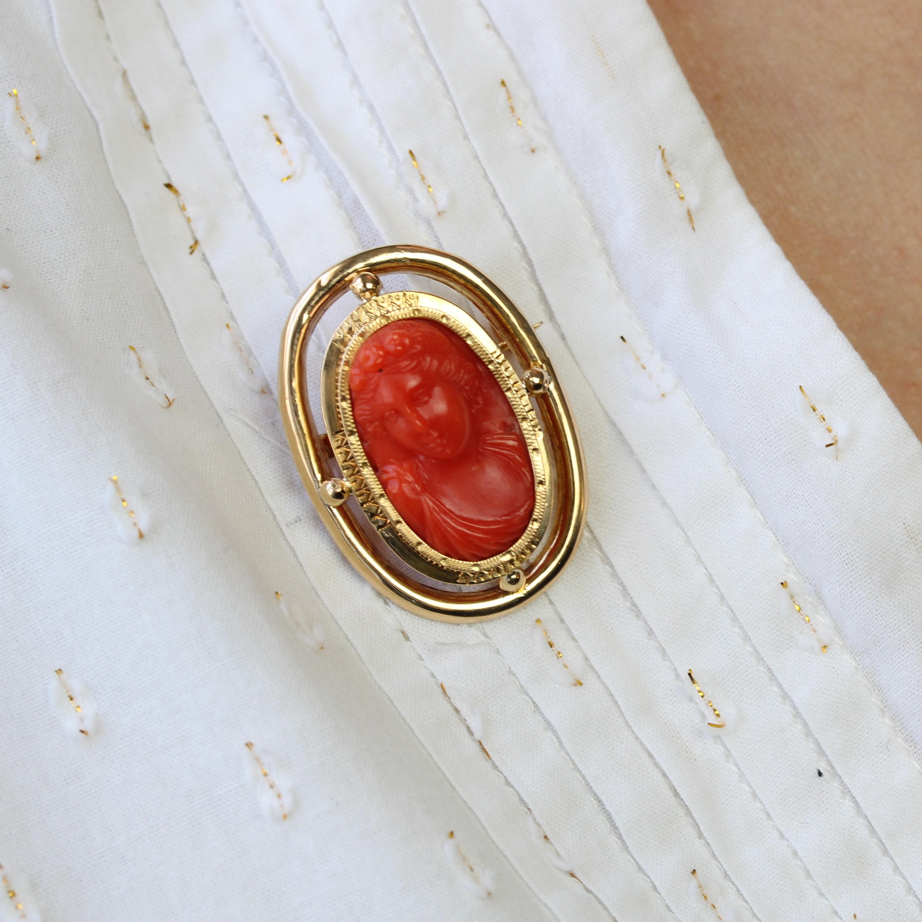 19th Century Coral Cameo 18 Karat Yellow Gold Brooch For Sale 1