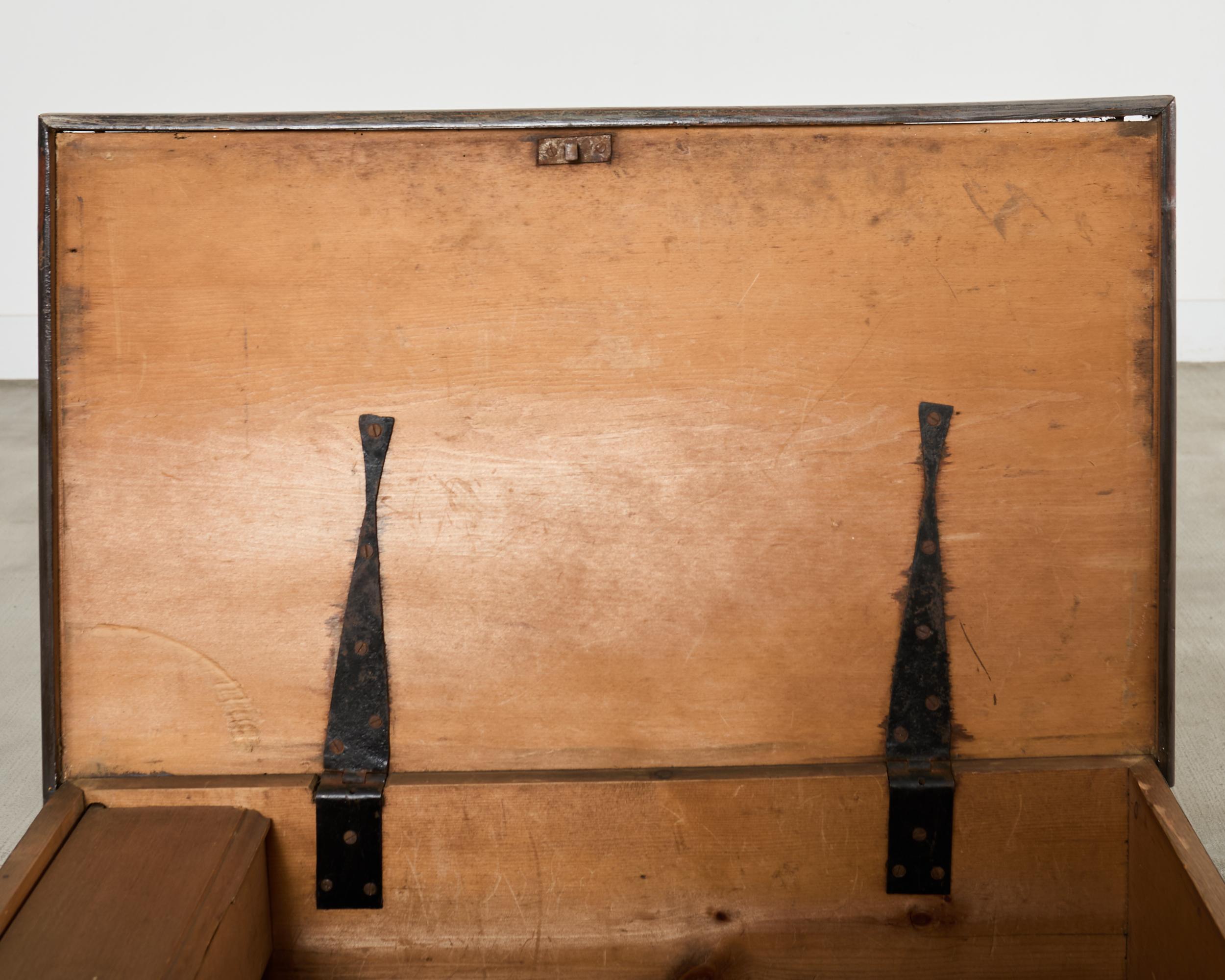 Cassapanca inglese di campagna del XIX secolo con facciata della casa in vendita 4