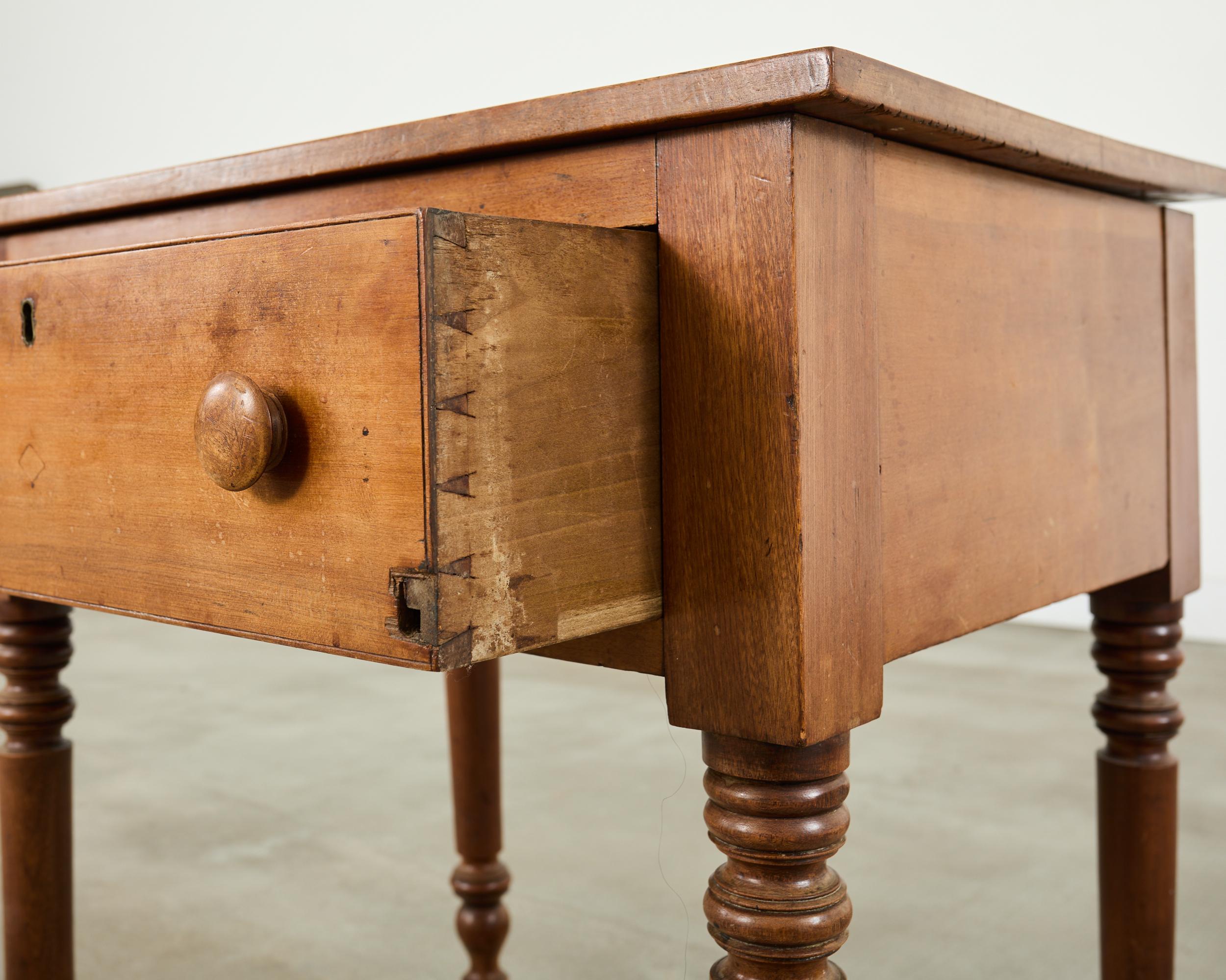 Table de travail de campagne en bois de fruitier anglais du 19e siècle en vente 3