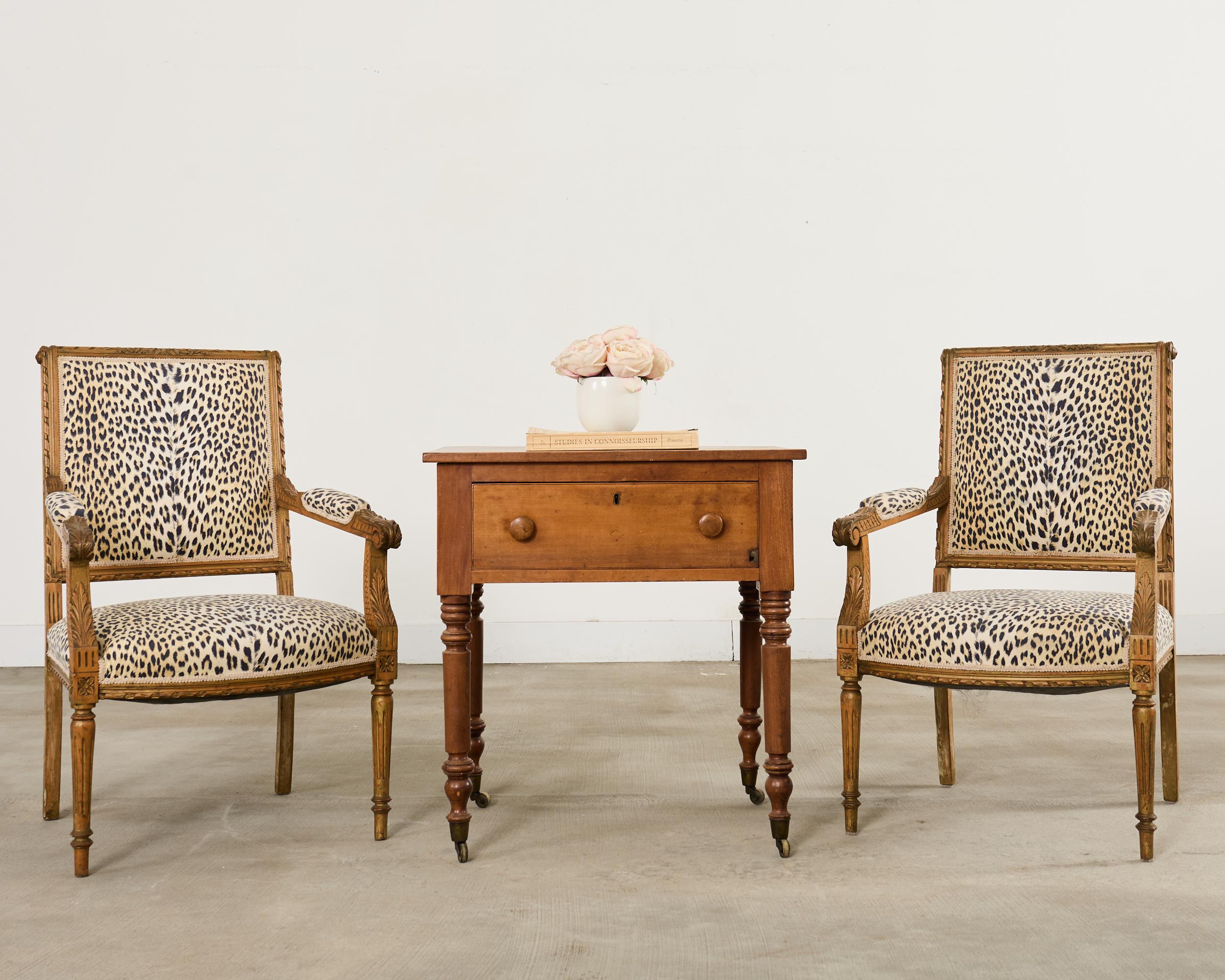 Magnifique table de travail ou table d'appoint en bois de fruitier de style victorien. Le bois fruitier présente une patine vieillie et usée. Robuste et solide, avec une excellente qualité de menuiserie et d'exécution. Le bois présente une finition