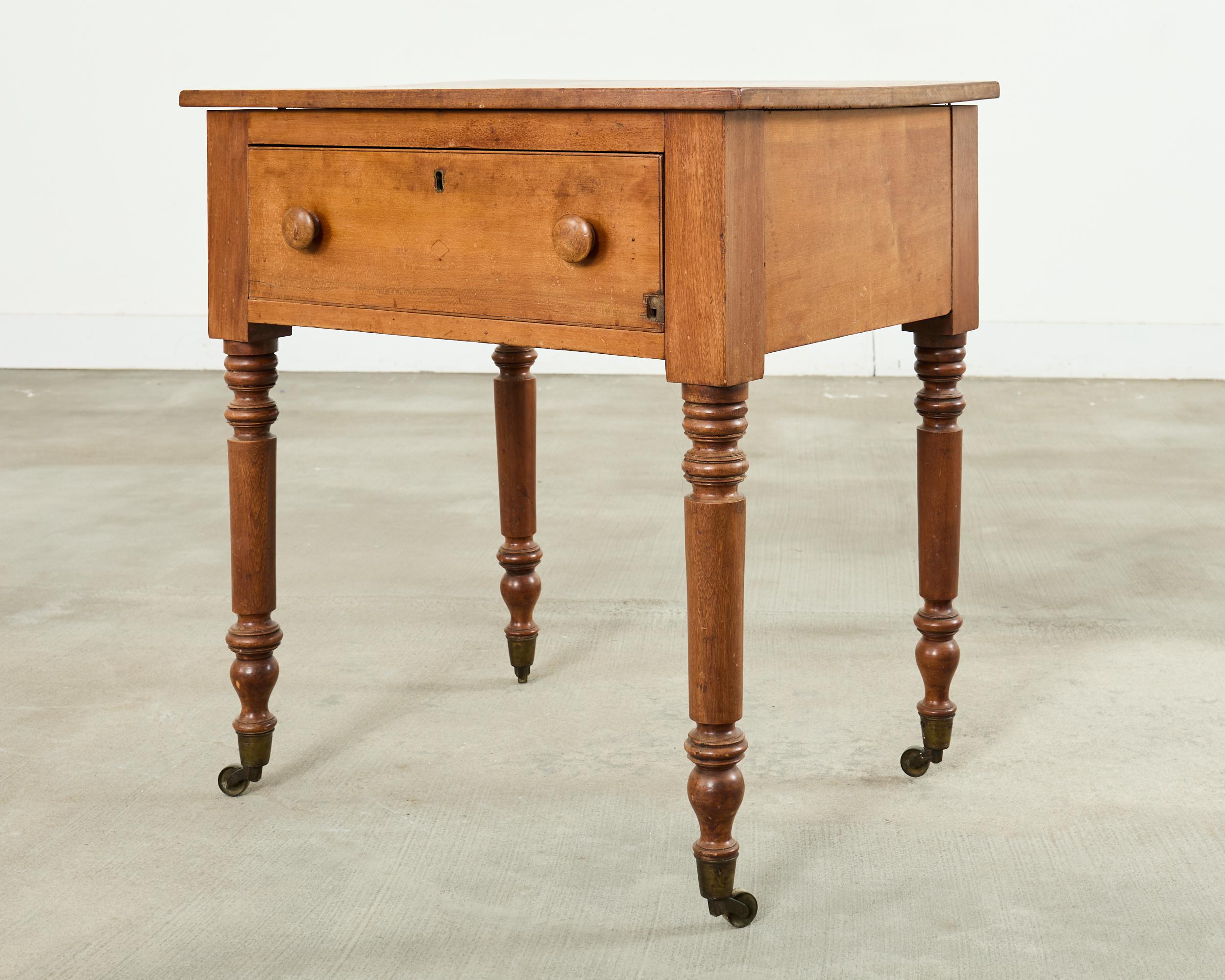 Victorien Table de travail de campagne en bois de fruitier anglais du 19e siècle en vente